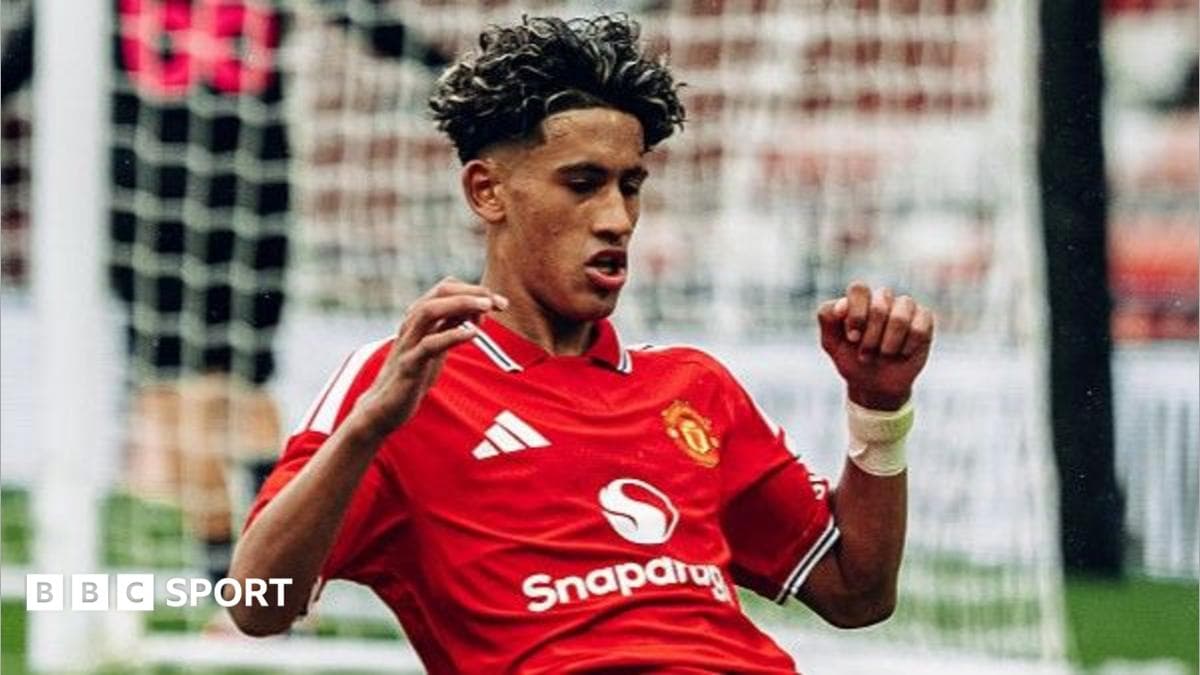 Gabriel in Man Utd team photo but no hint of reconciliation