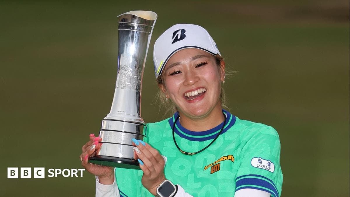 Kuwaki wins Women's Open after Henseleit's ball strikes marshal