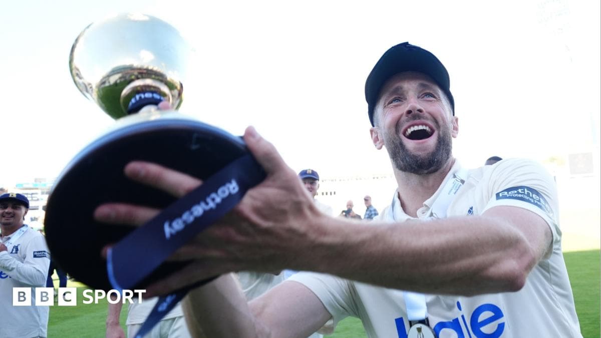 Warwickshire beat Leicestershire to seal ninth Championship title
