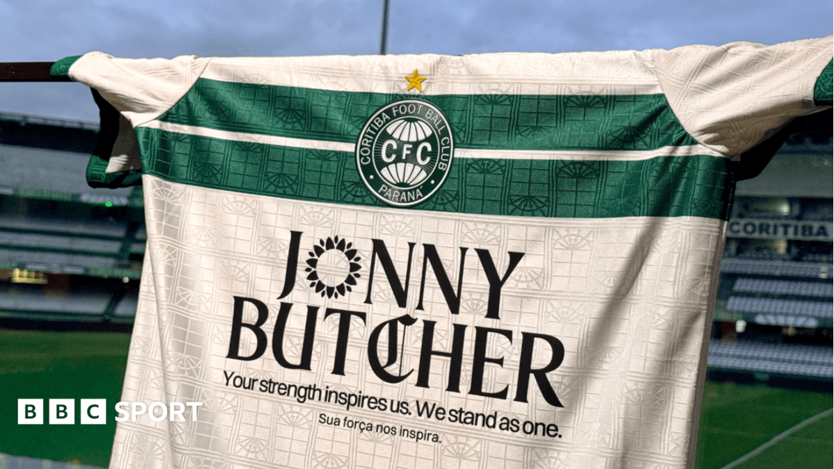Brazilian top-flight club wear name of English fan with MND on shirts