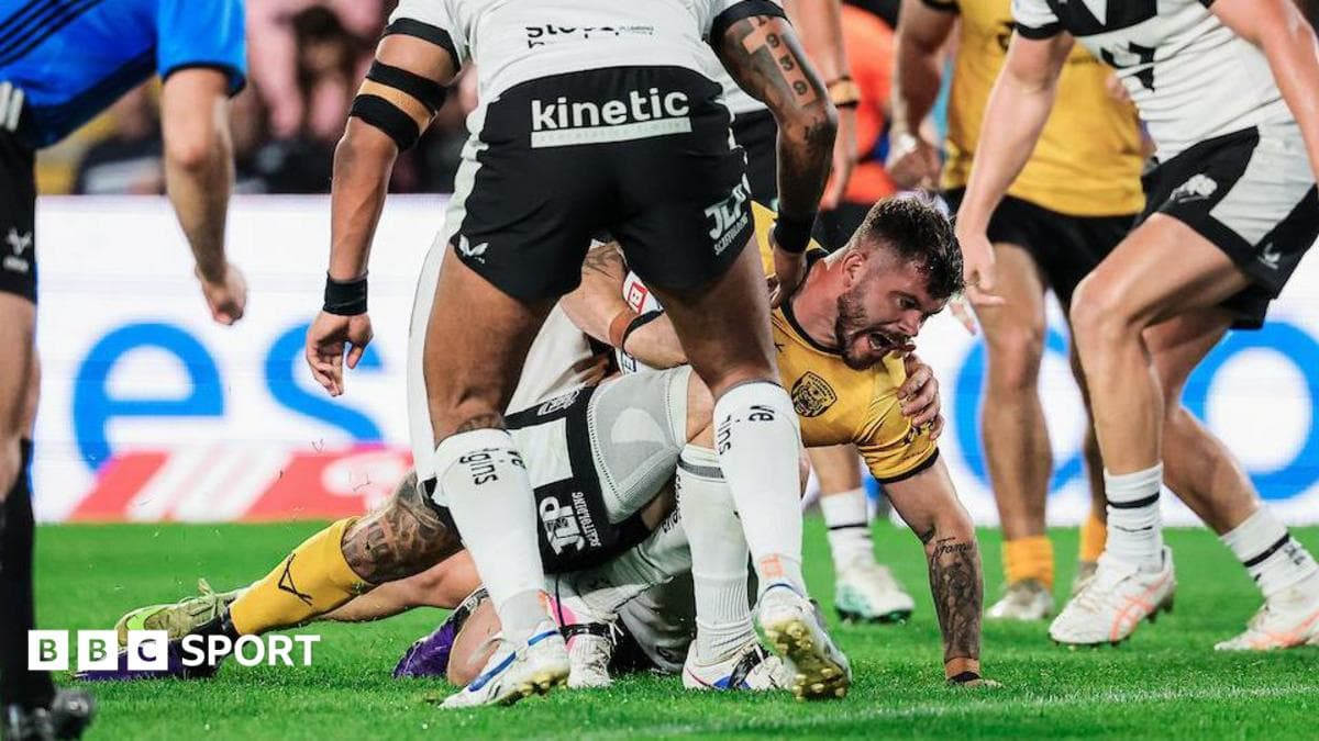 Castleford shrug off coach problems to beat Hull