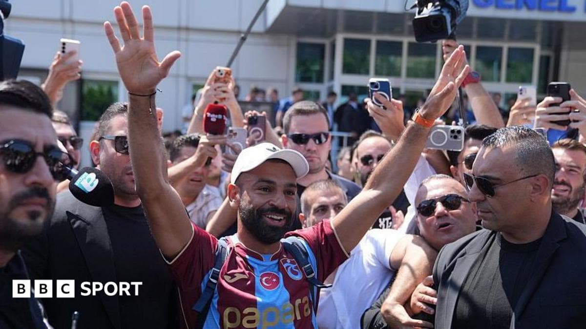 Salah mobbed at airport before Trabzonspor move