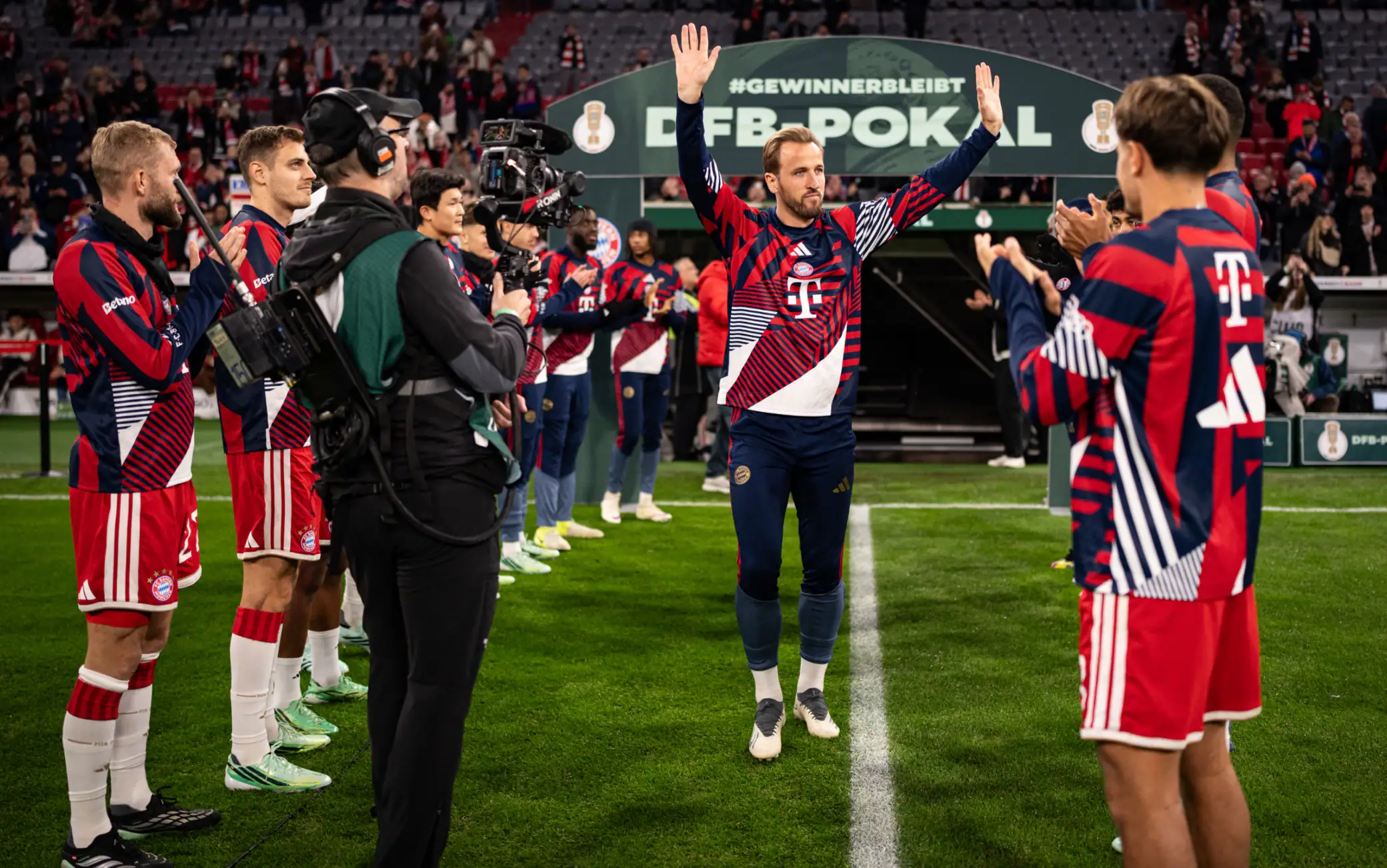 Harry Kane Pallone d'Oro, pasillo de honor prima di Bayern Monaco-Magdeburgo. FOTO