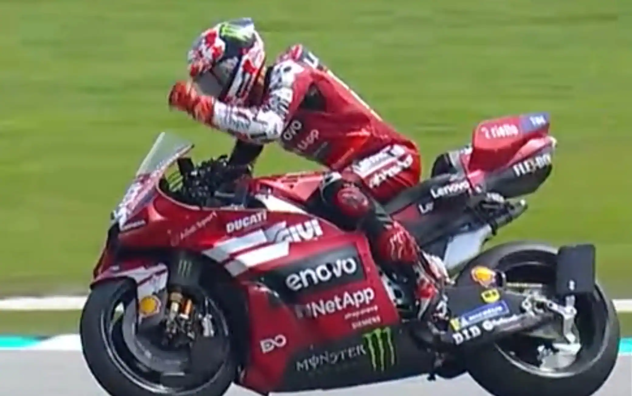 Bagnaia sbaglia e s'arrabbia: cupolino distrutto nelle qualifiche MotoGP. VIDEO