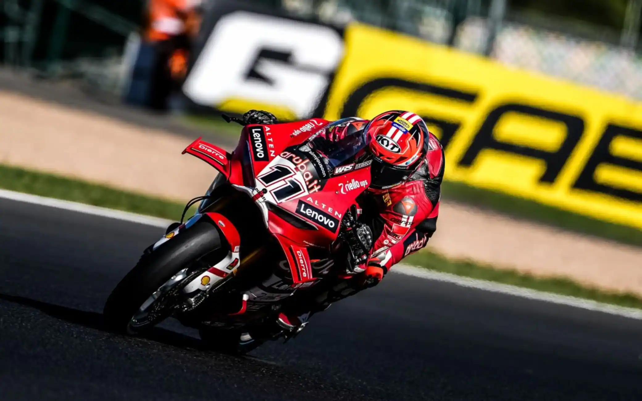 Sbk, Bulega riparte con una vittoria a Magny-Cours in Gara-1: l'ultimo giro