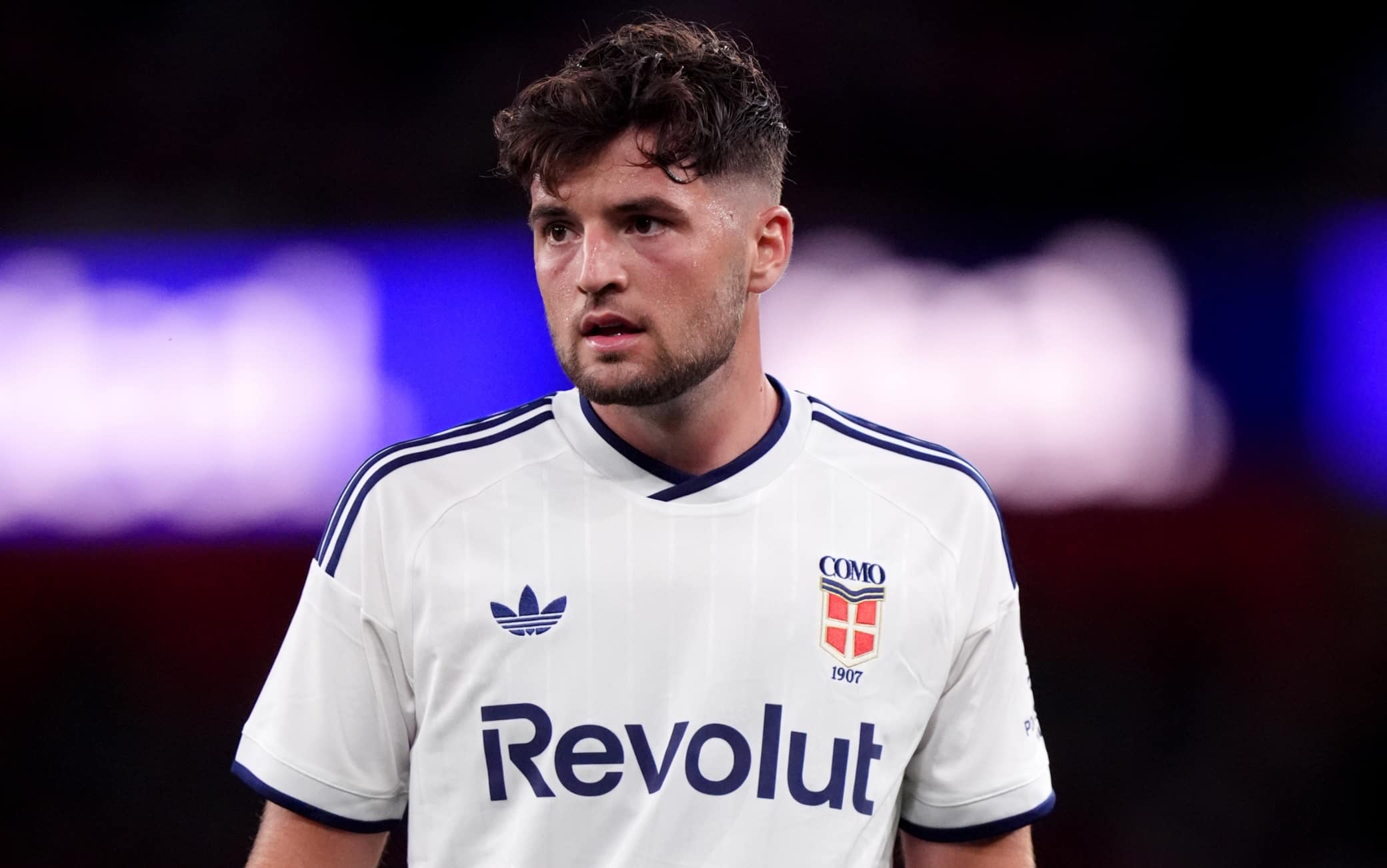 Como, Baturina segna una rete da favola contro l'Arsenal all'Emirates. VIDEO