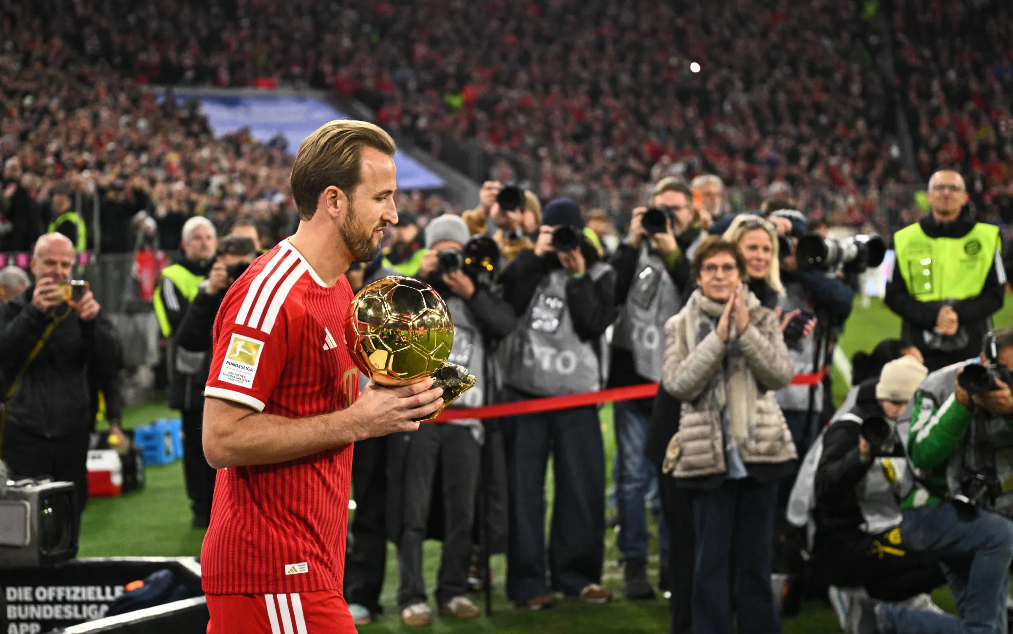 Kane, Pallone d'Oro in campo prima di Bayern-Dortmund: l'omaggio dell'Allianz Arena. FOTO
