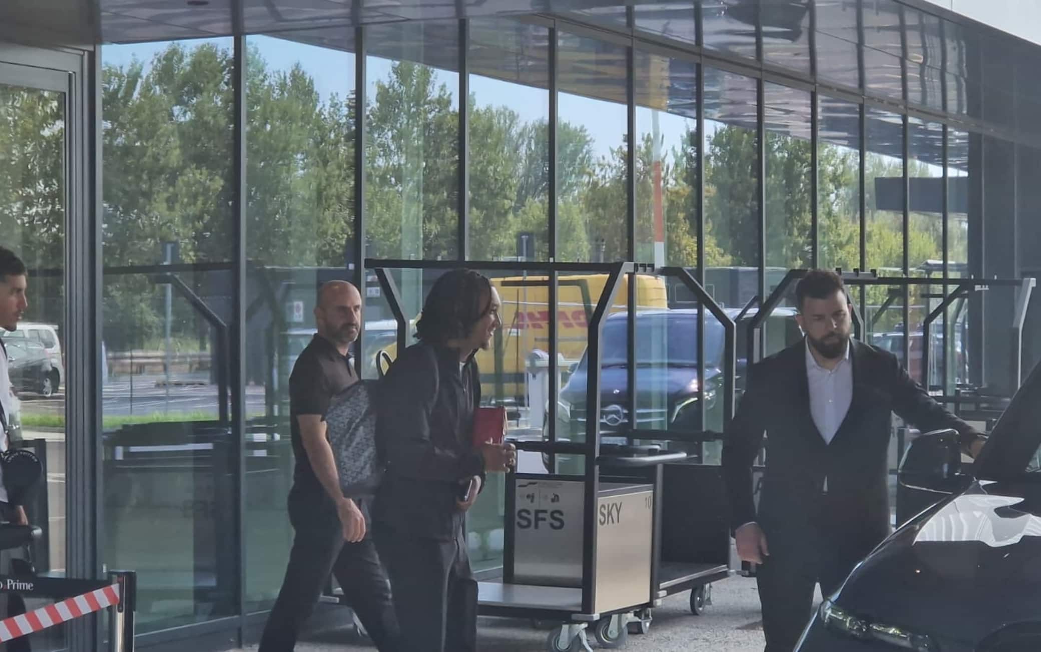 Milan, Diego Moreira è arrivato all'aeroporto Linate: ora visite e firma. VIDEO