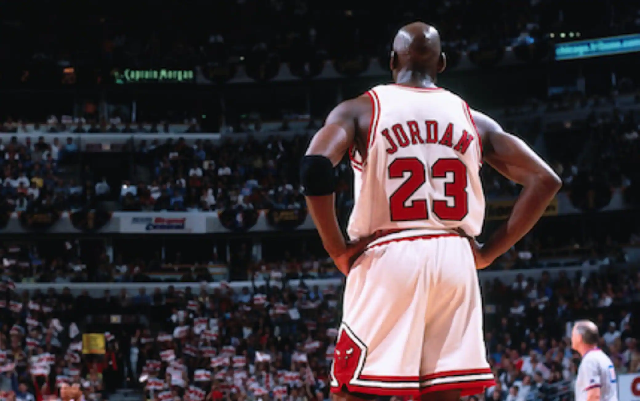 Michael Jordan, maglia dei Chicago Bulls venduta all'asta per 12,3 milioni: è record