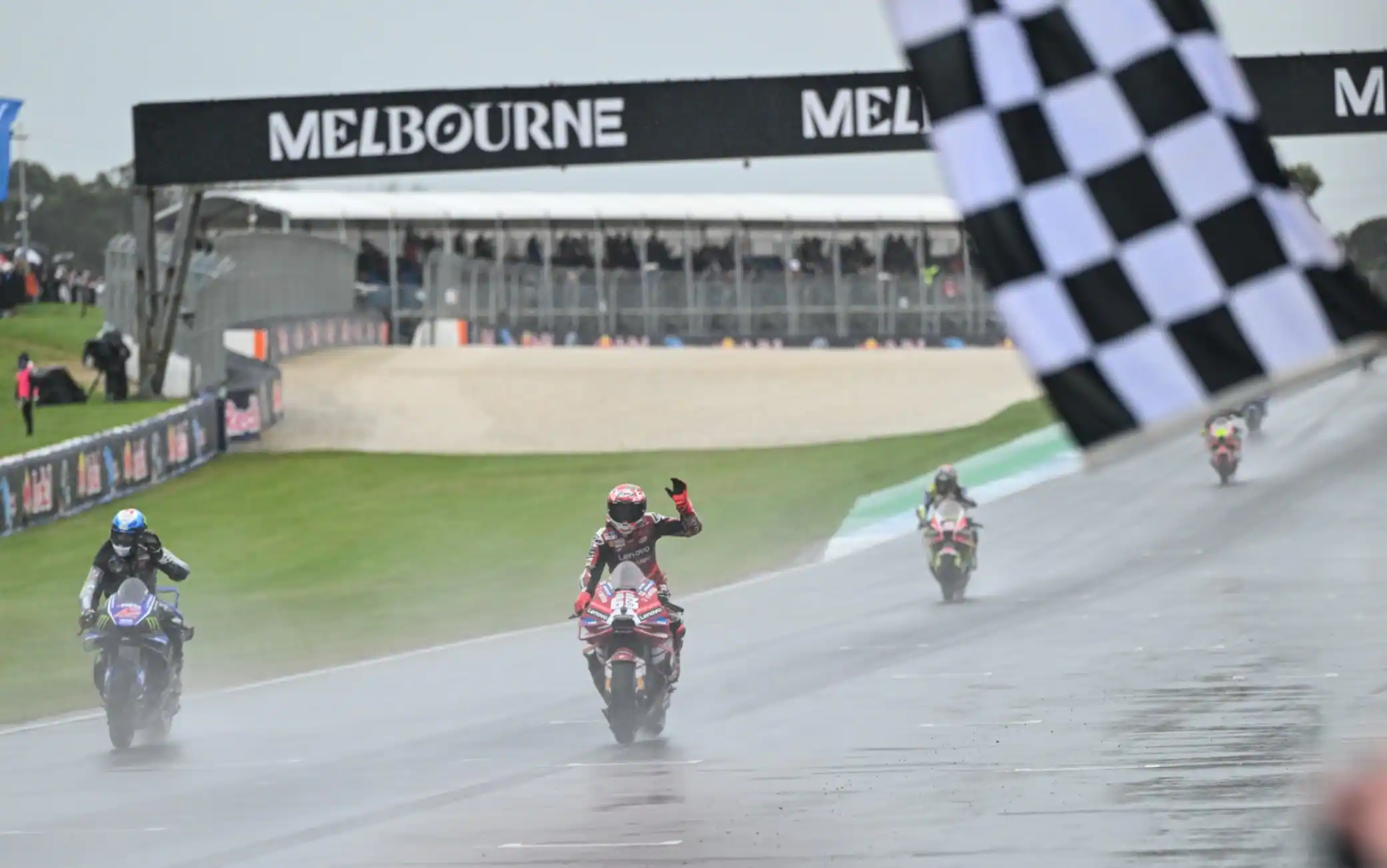 MotoGP, l'ultimo giro dei piloti a Phillip Island: parata d'addio dopo la gara cancellata