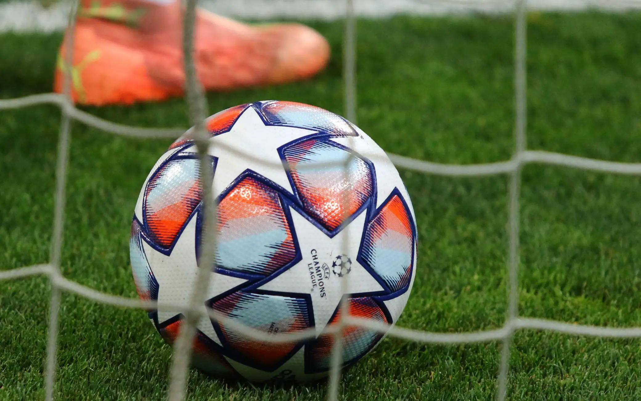 Champions League, minuto di silenzio per le vittime delle alluvioni in Nepal