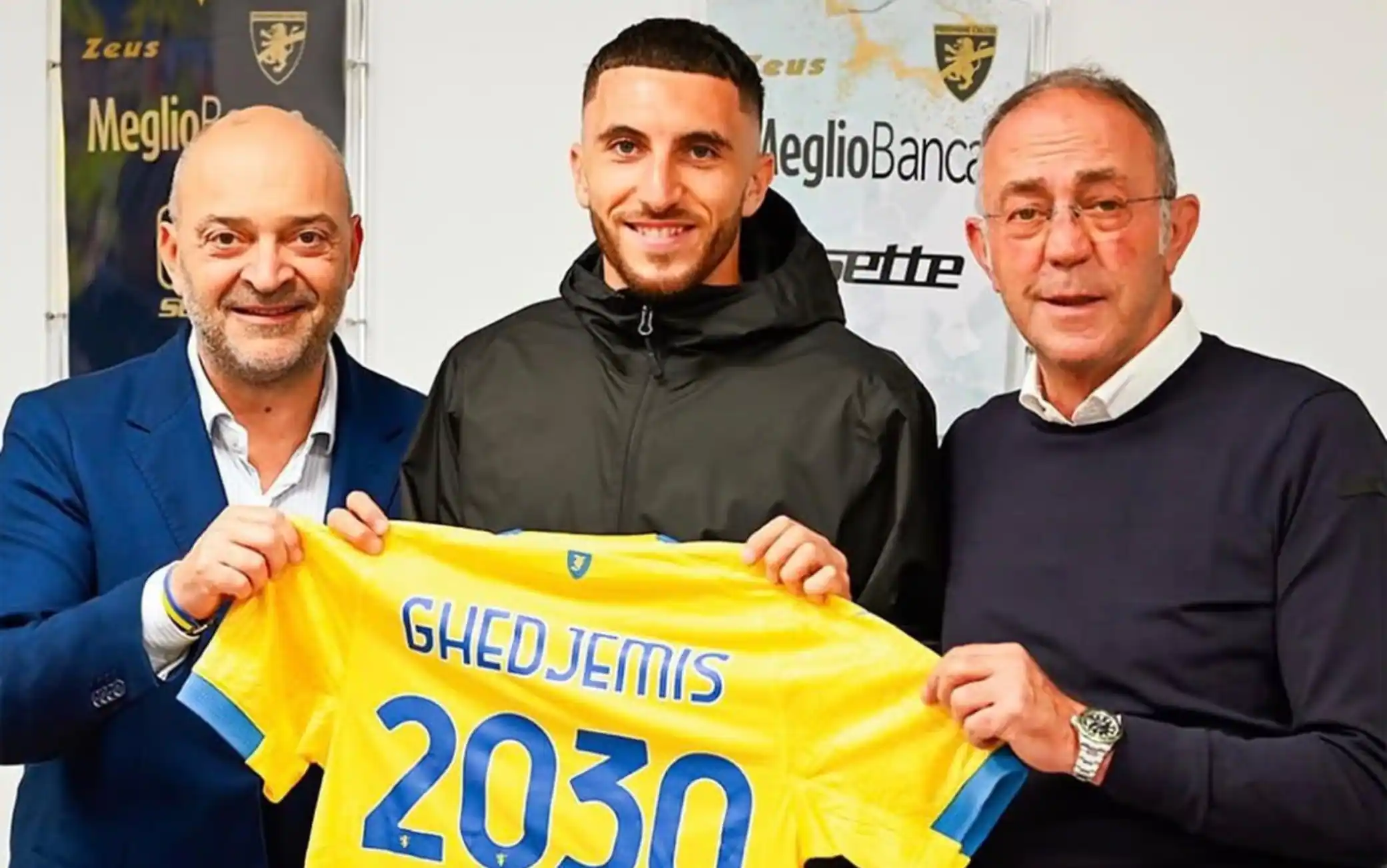 Calciomercato, gli ultimi rinnovi ufficiali: Frosinone, Ghedjemis rinnova fino al 2030