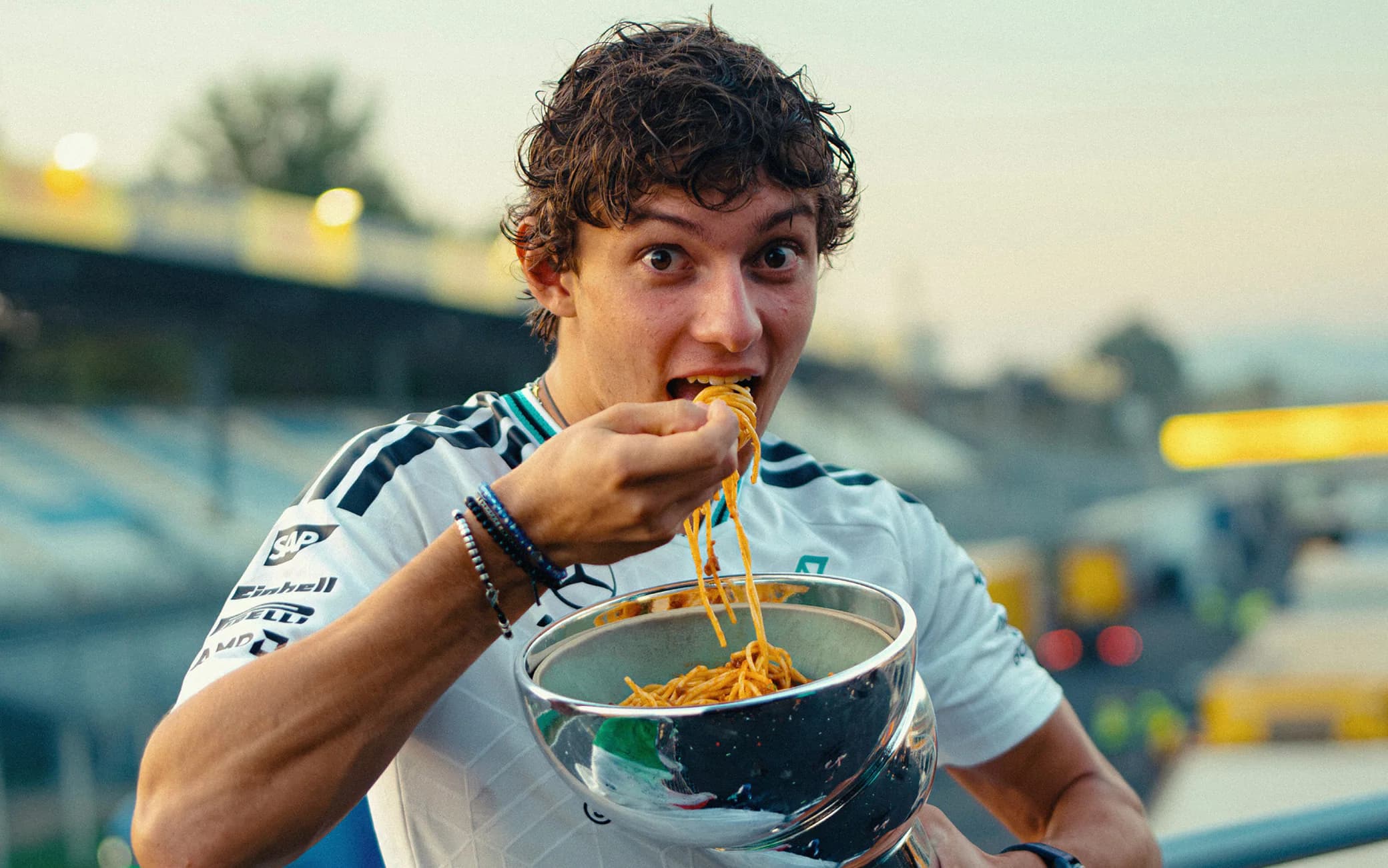 Kimi Antonelli, dietro le quinte del trionfo a Monza: pasta nel trofeo e foto della festa