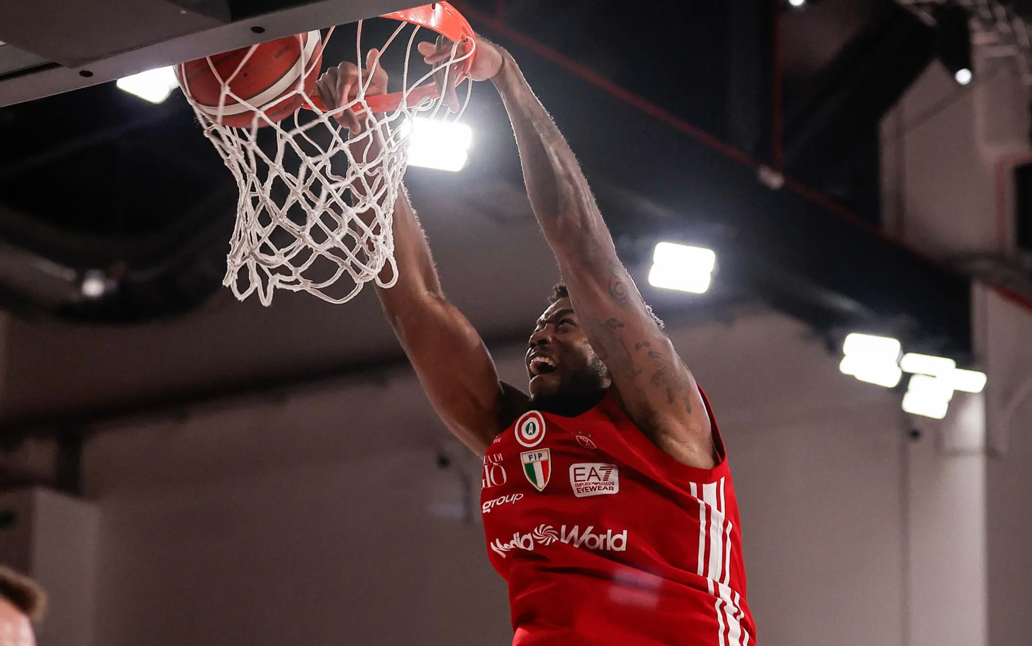 Supercoppa Basket, Moses Wright schiaccia per aprire la finale con Venezia. VIDEO