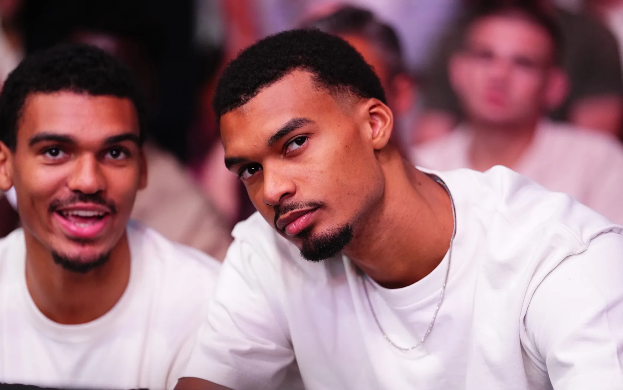 NBA, Wembanyama si diverte con il fratello Oscar: a Parigi per l'evento della UFC