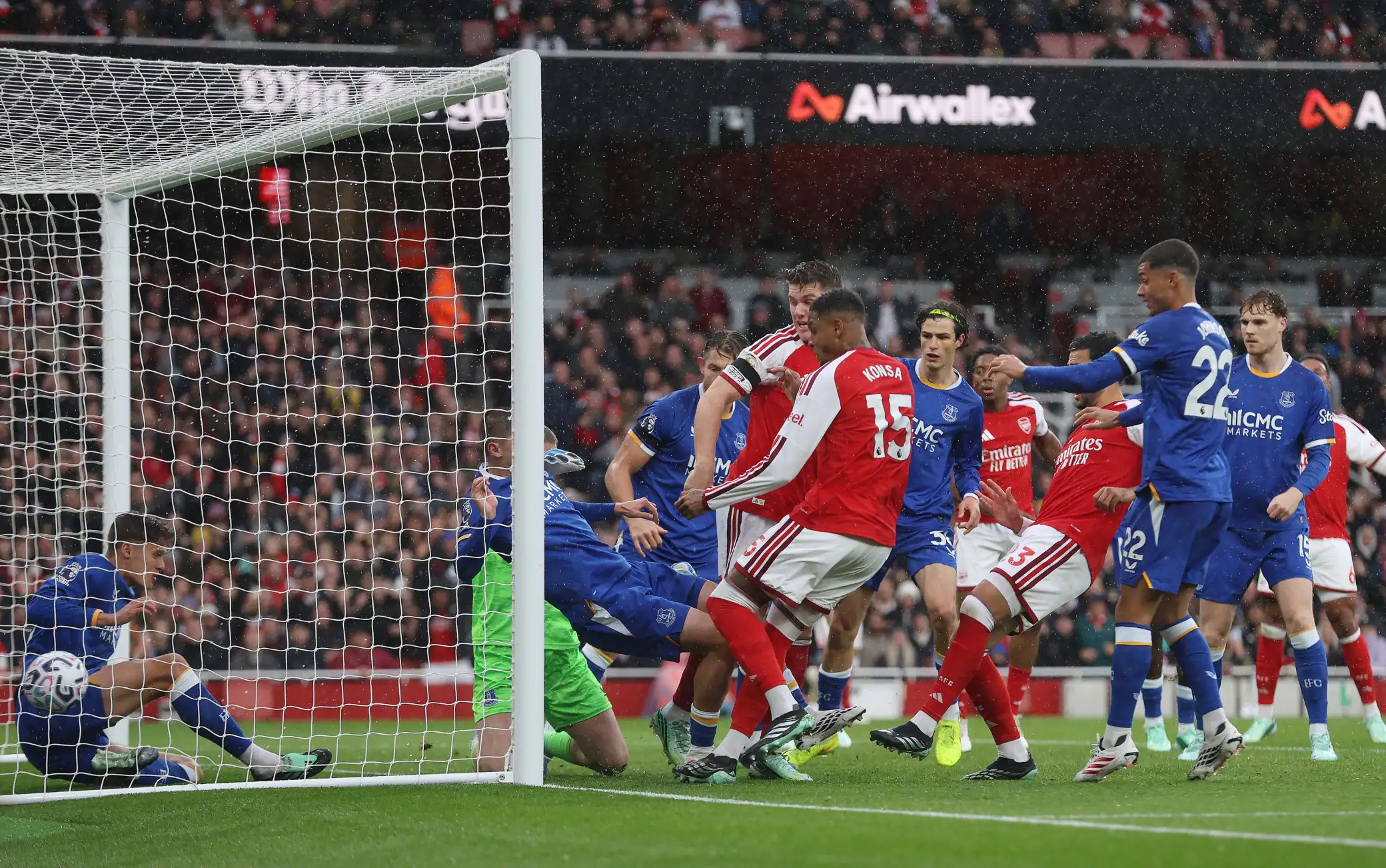 Arsenal, il gol di Konsa arriva dopo un'azione a dir poco caotica in area di rigore! VIDEO