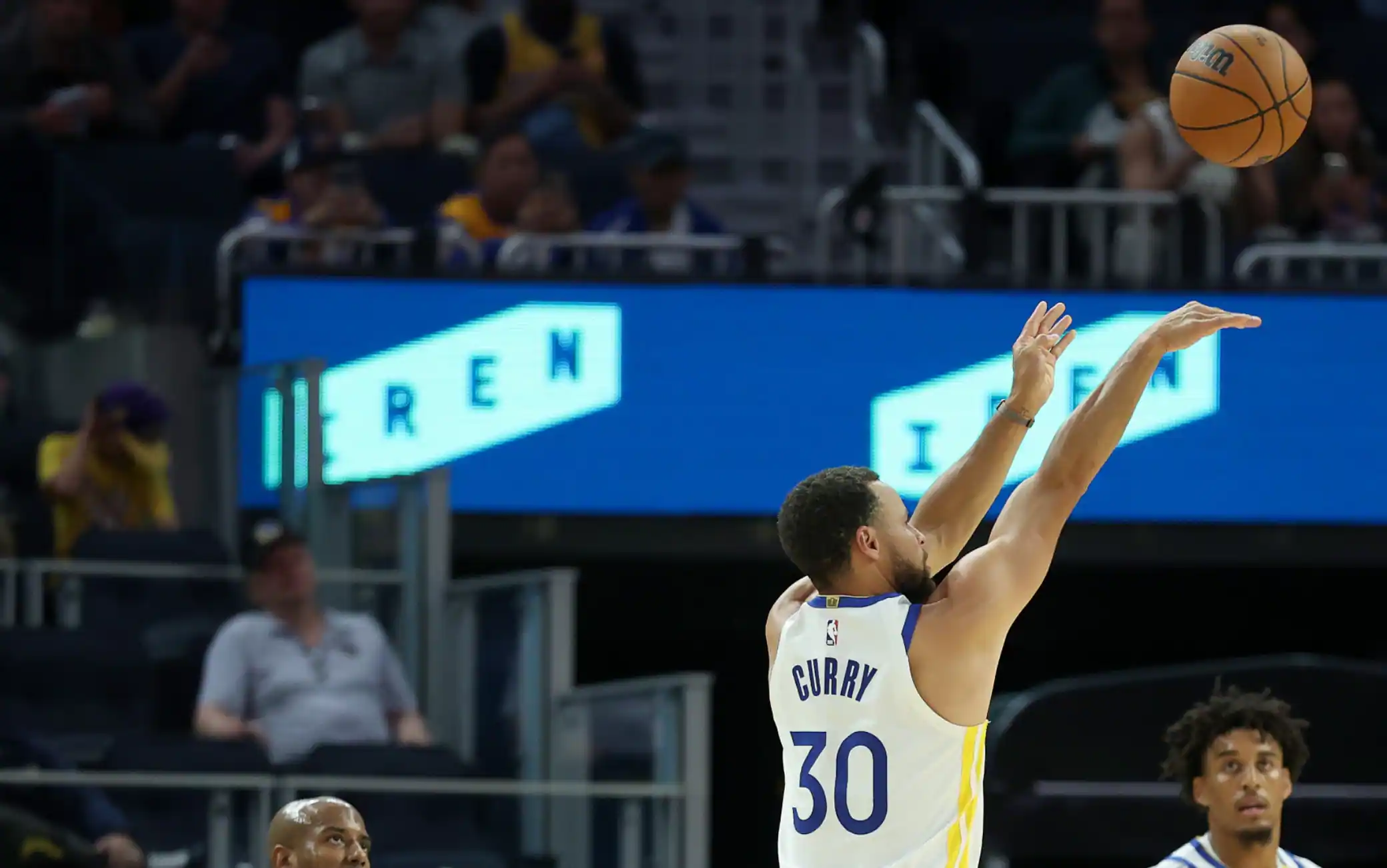 NBA, Curry ricomincia da un numero alla Curry: tiro senza equilibrio e fallo subito. VIDEO