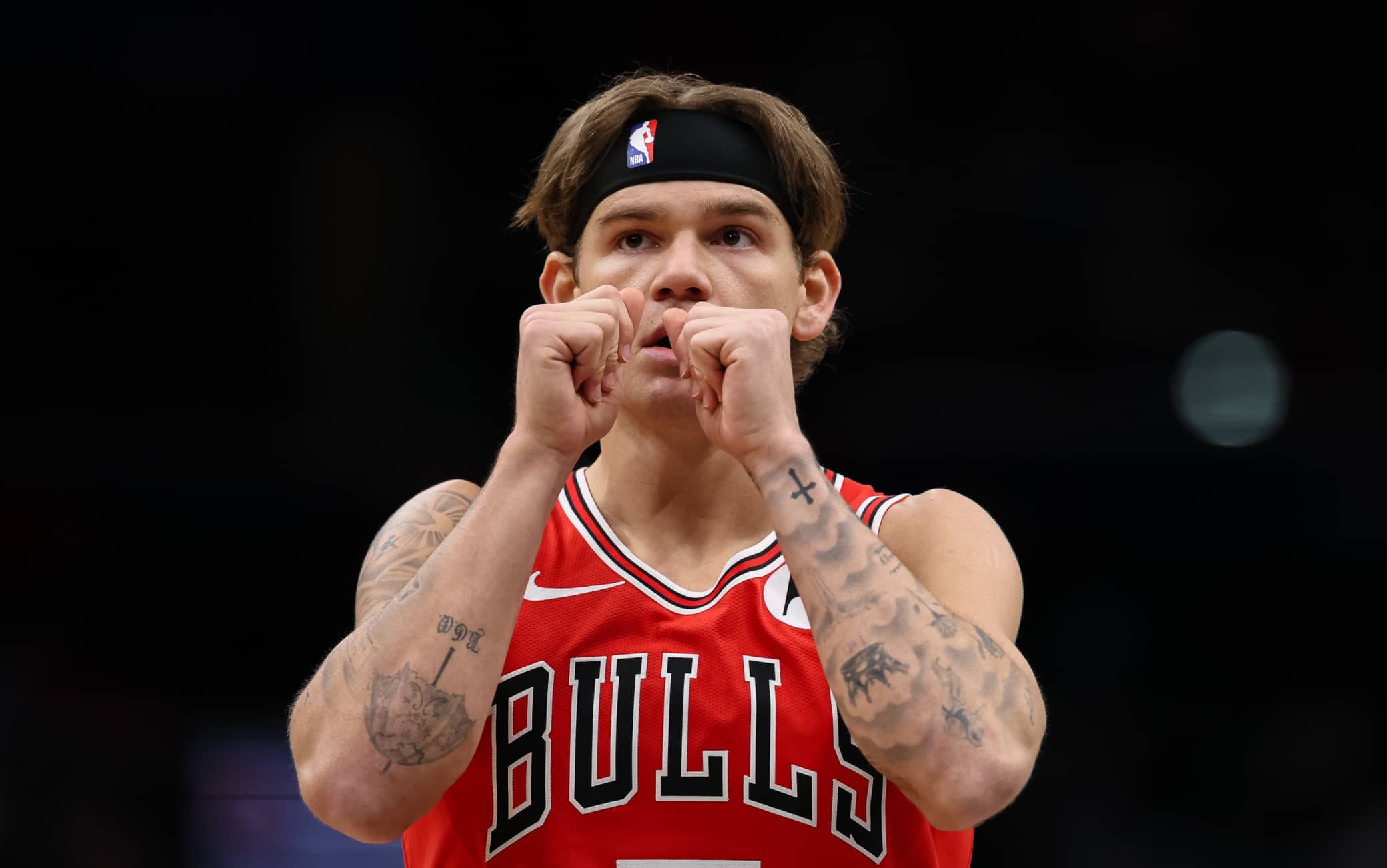 NBA, McClung si ripete: salta un'automobile e due persone per andare a schiacciare. VIDEO