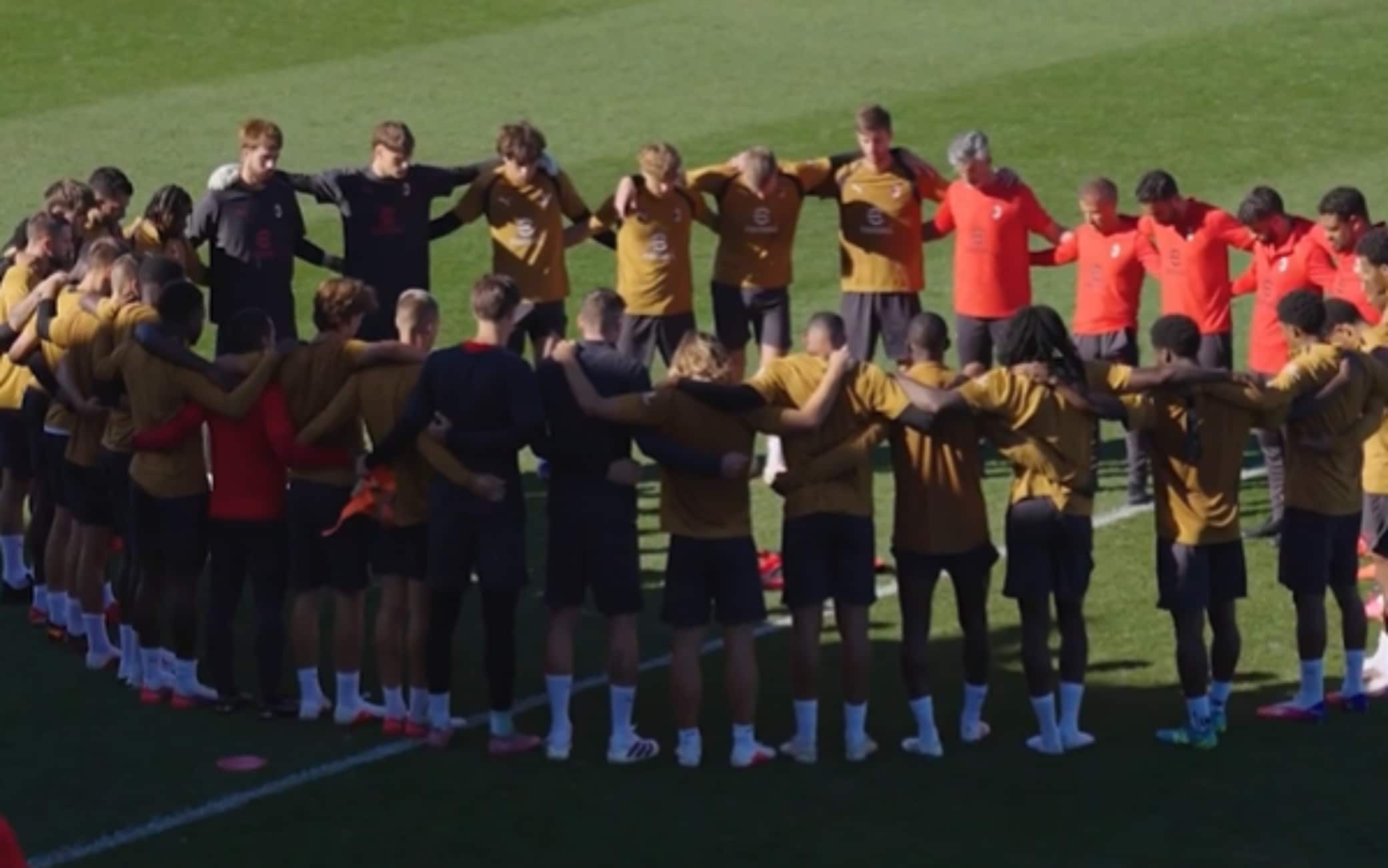 Milan, minuto di silenzio per Baresi in allenamento a Perth: tutti attorno alla sua maglia