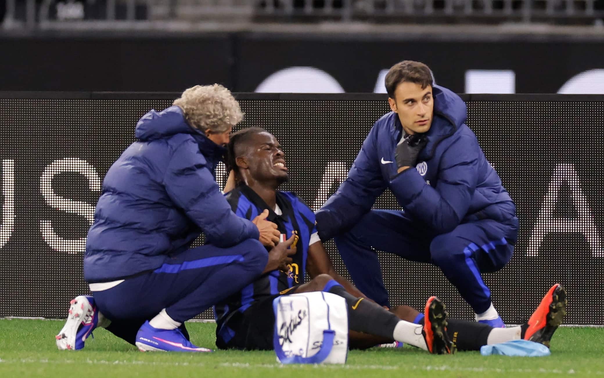 Inter, brutto colpo per Bisseck: contusione alla testa
