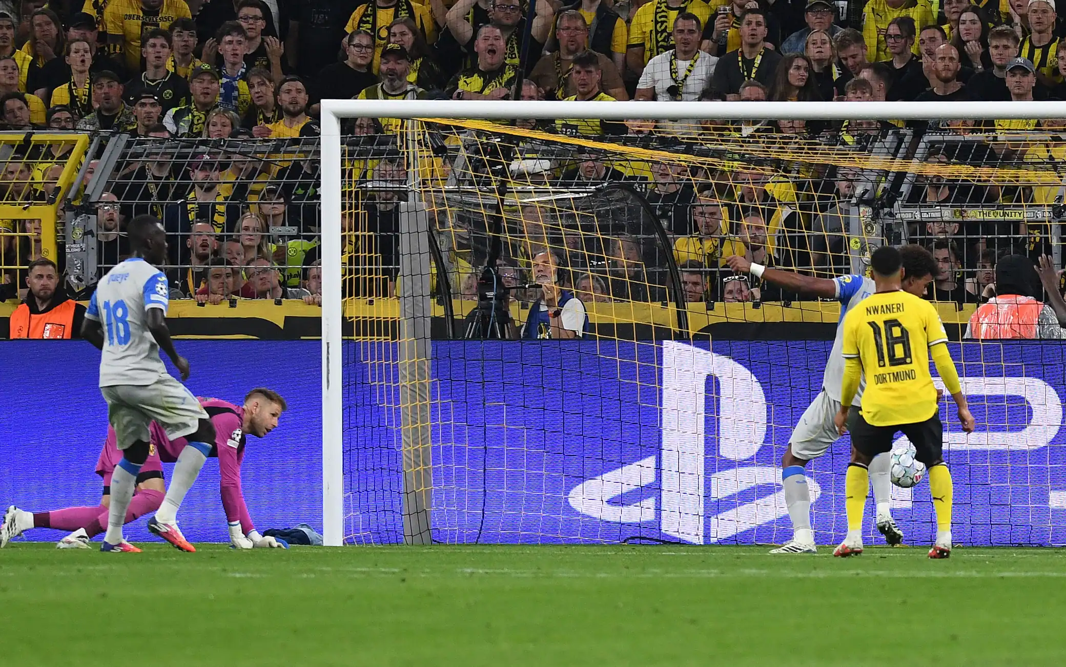 Borussia Dortmund-Villarreal, l'autogol di Renato Veiga è comico. VIDEO