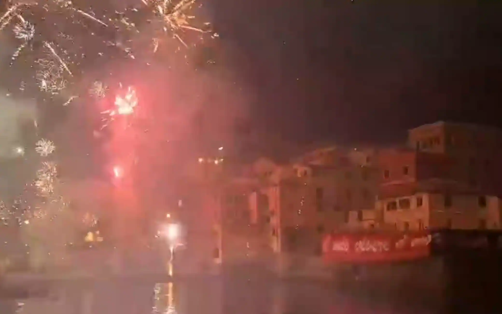 Genoa, la festa dei tifosi per i 133 anni del club tra fumogeni e fuochi d'artificio
