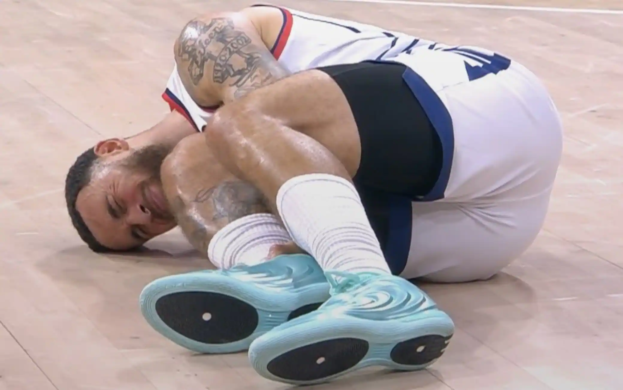 Eurolega, grave infortunio per Mike James: si teme per il tendine d'Achille