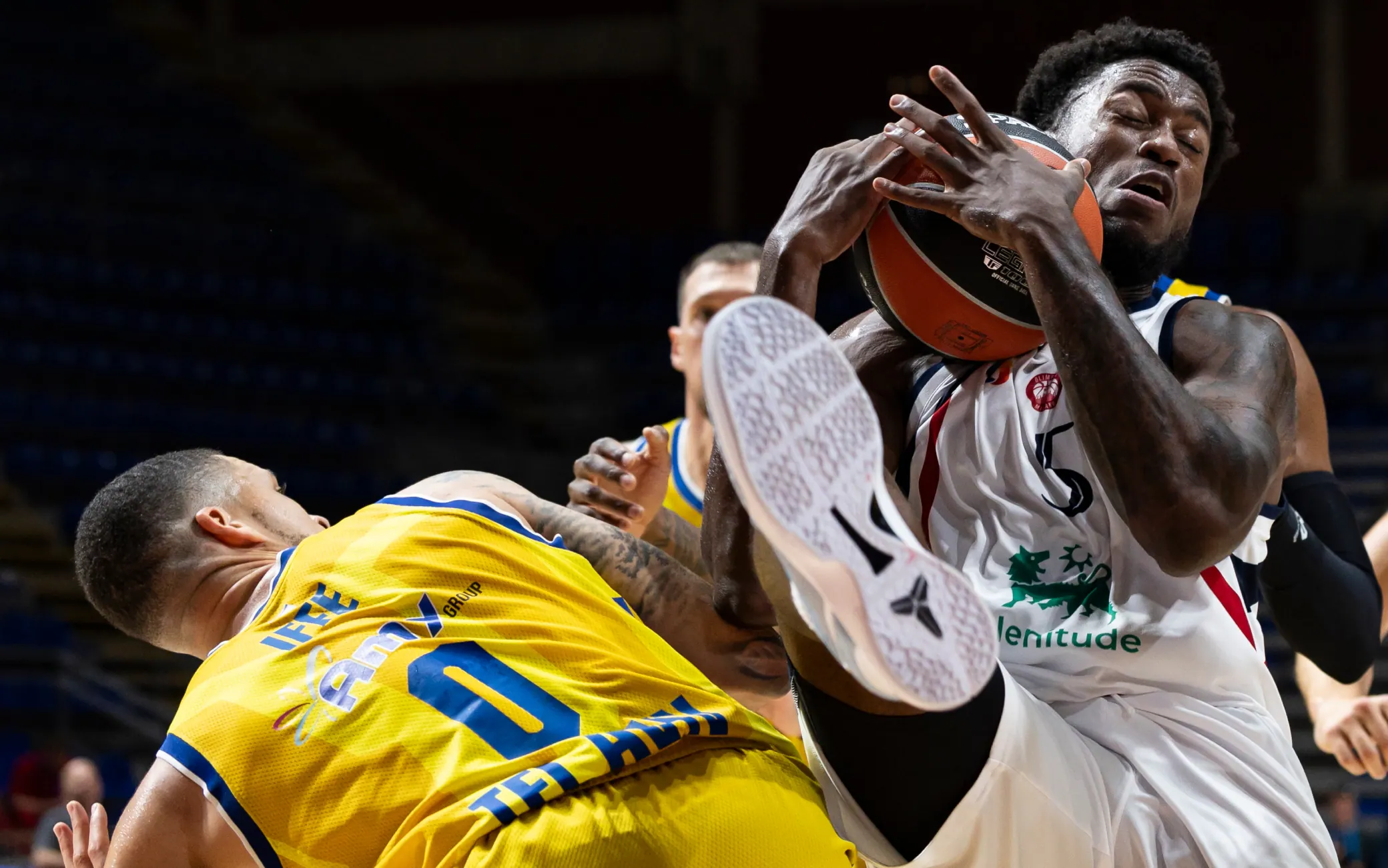 Eurolega, Milano resiste un tempo: il Maccabi scappa nella ripresa e batte l’Olimpia 97-79
