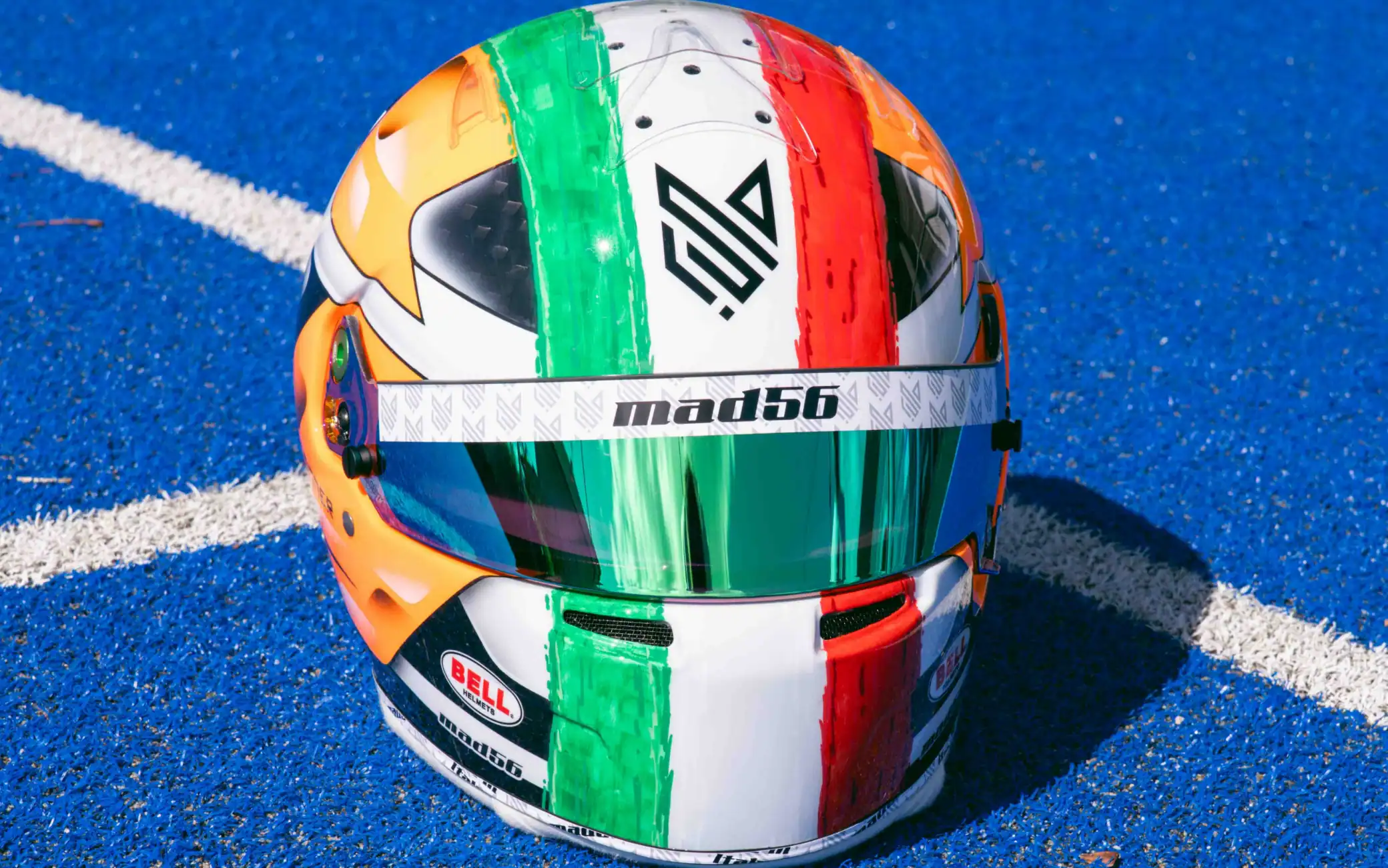 Sinner riceve in regalo un casco da Formula 1 personalizzato: i dettagli
