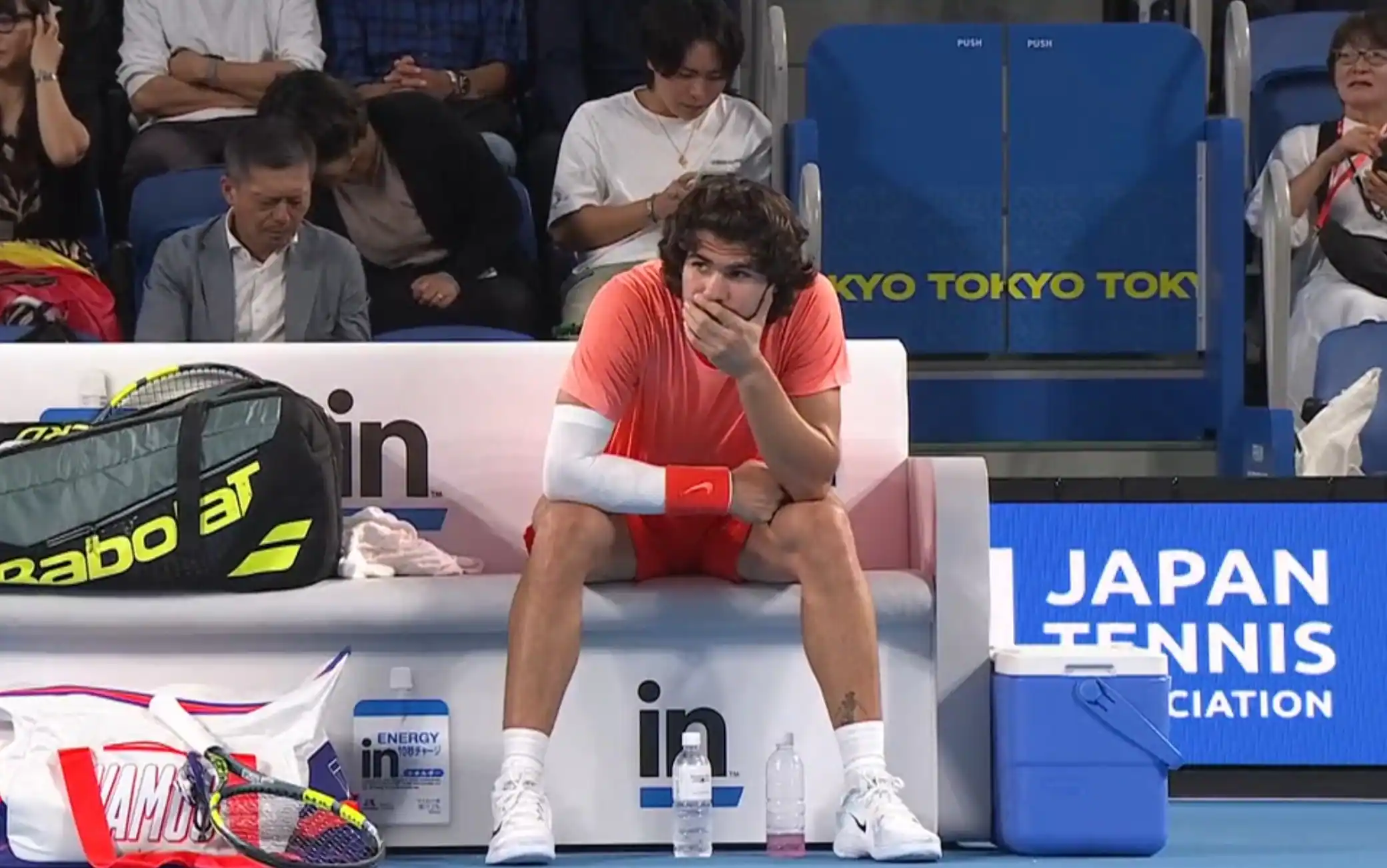 Blackout Alcaraz a Tokyo: perde 14 punti di fila e il primo set contro Munar. VIDEO