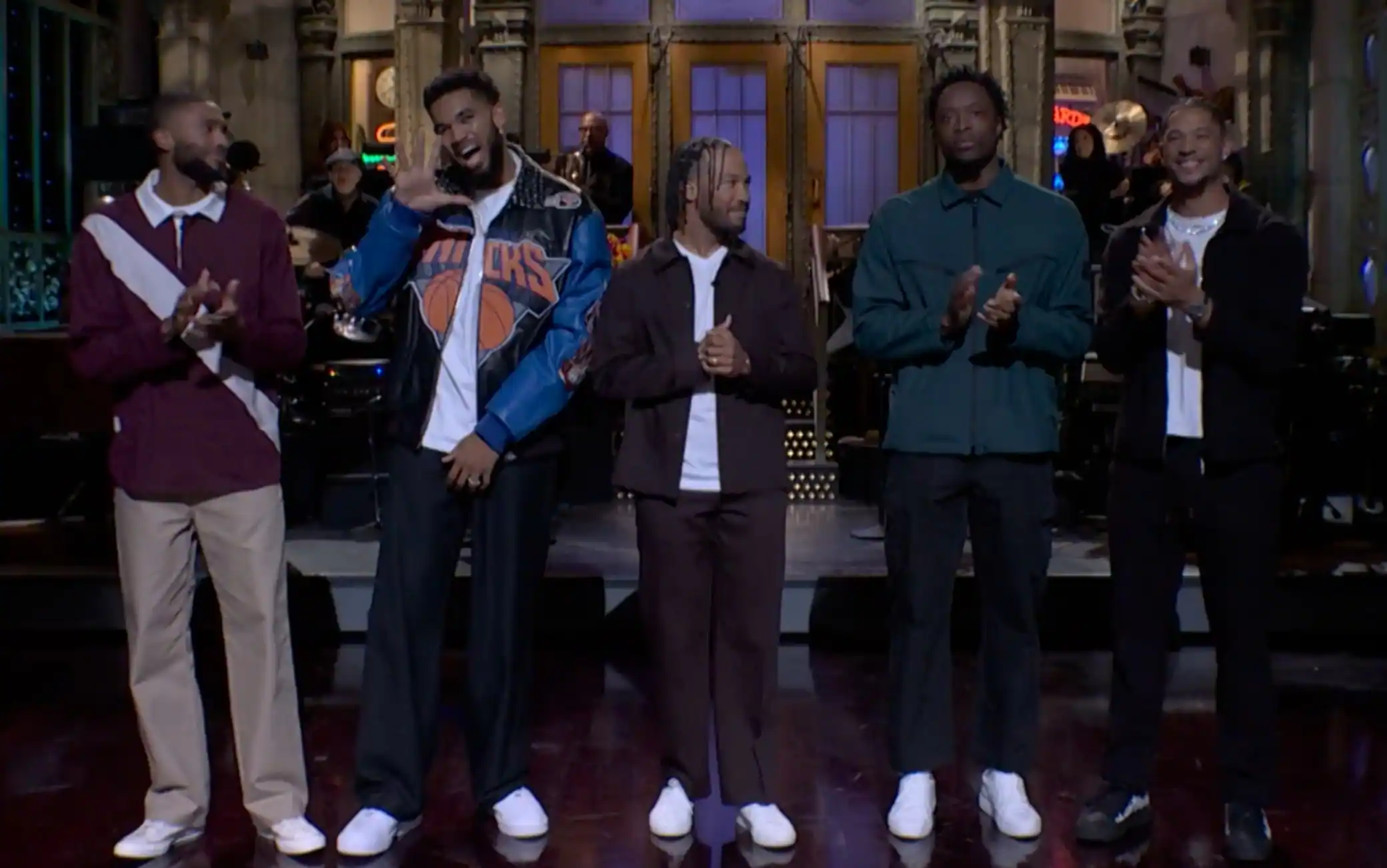 NBA, Jalen Brunson si porta gli altri titolari dei Knicks per il suo monologo a SNL. VIDEO