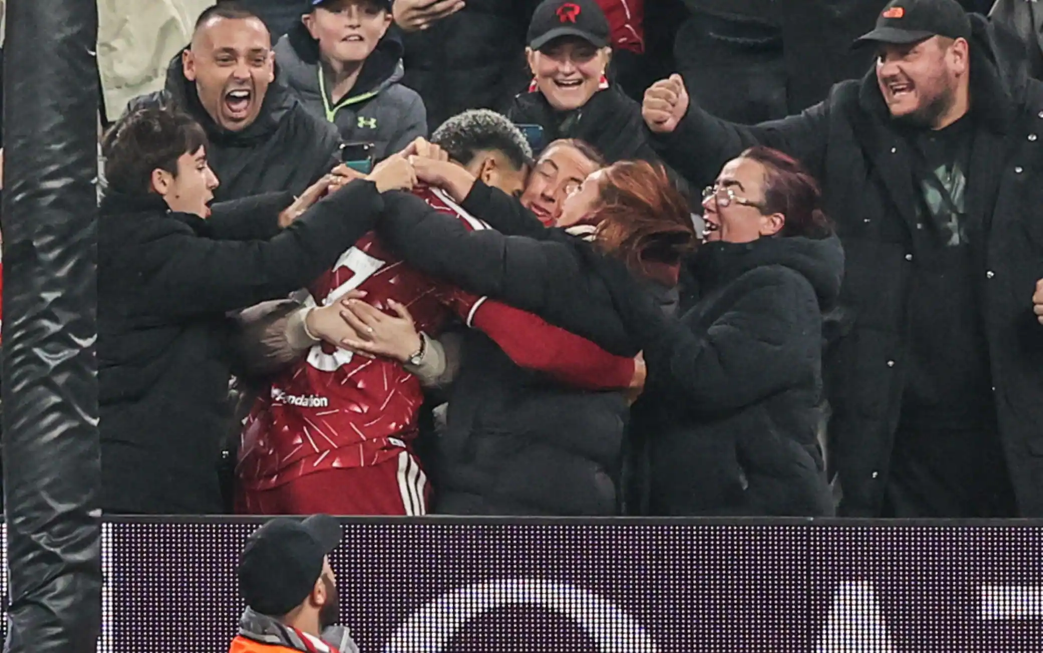 Liverpool-Villarreal, Araujo fa gol poi viene sommerso dai suoi tifosi. VIDEO