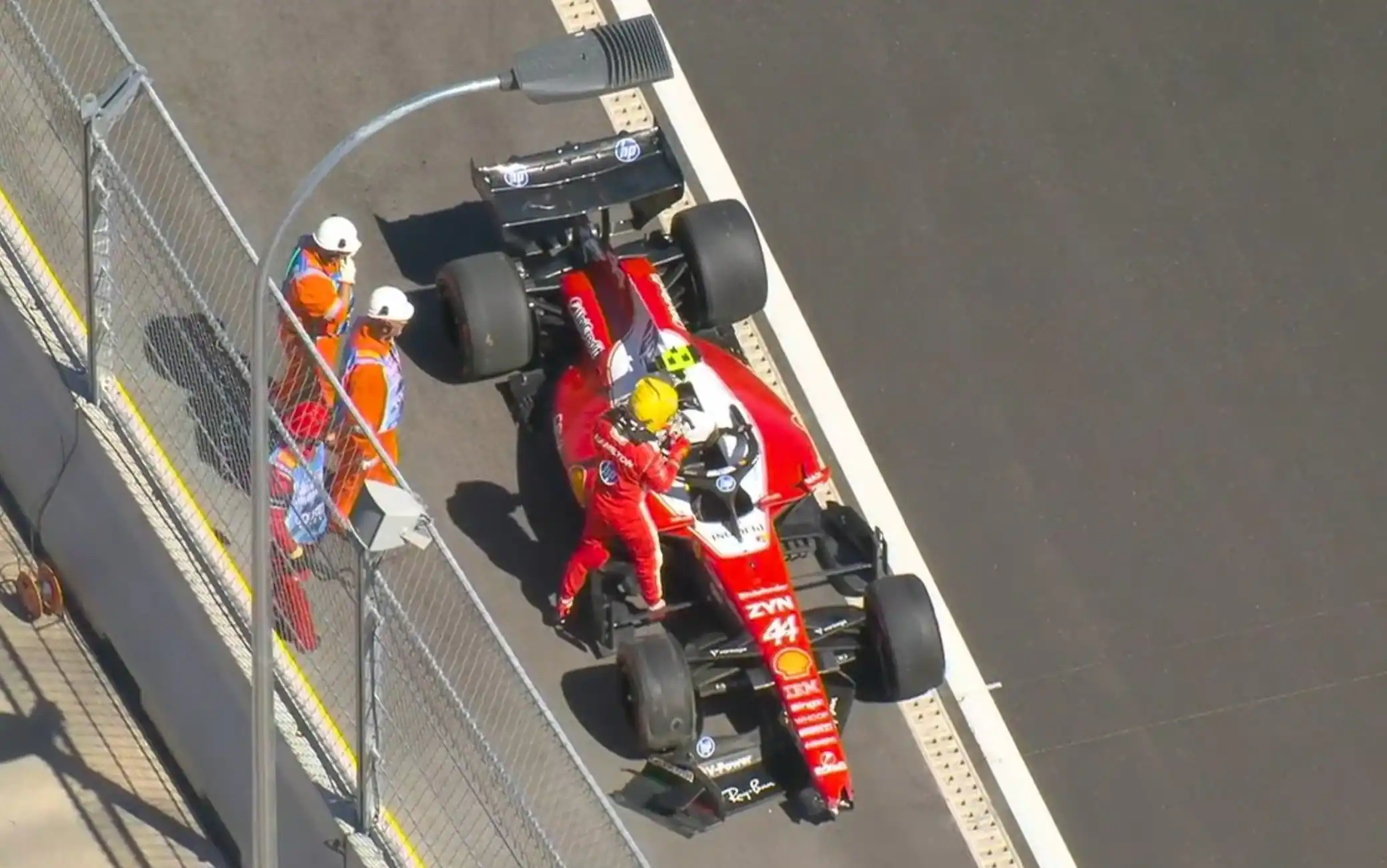 F1, errore di Hamilton (Ferrari) nelle terze libere: danni all'ala anteriore. FOTO e VIDEO