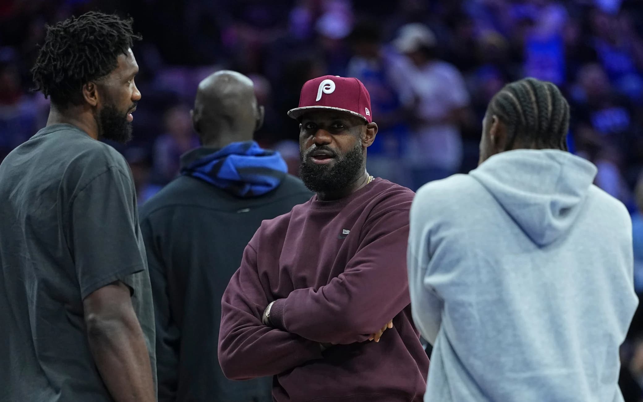 NBA, LeBron smentisce le voci: "Non ho mai ripreso Embiid per un ritardo all'allenamento"