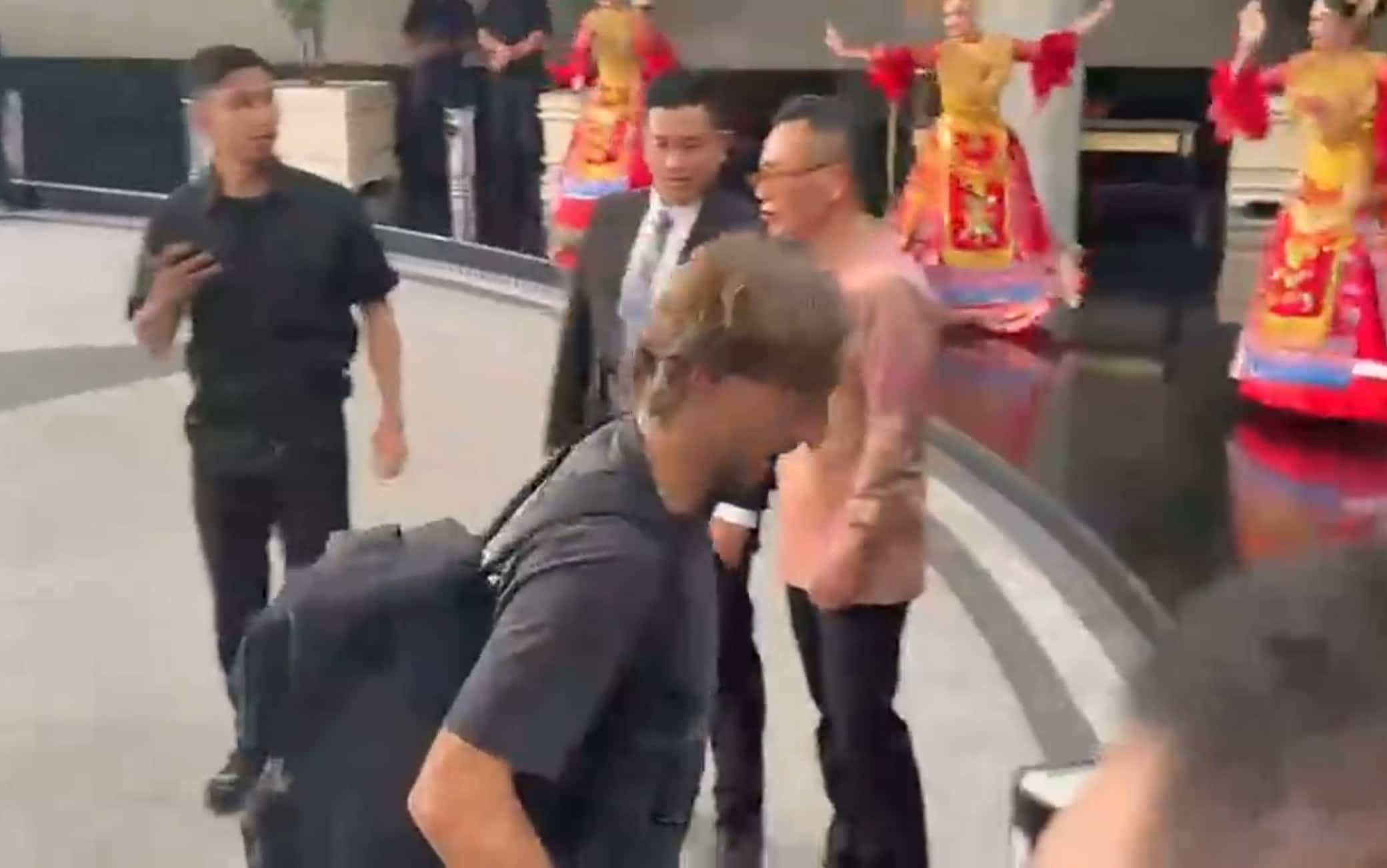 Milan, l'arrivo a Giacarta tra balli e musica: il video dell'accoglienza speciale