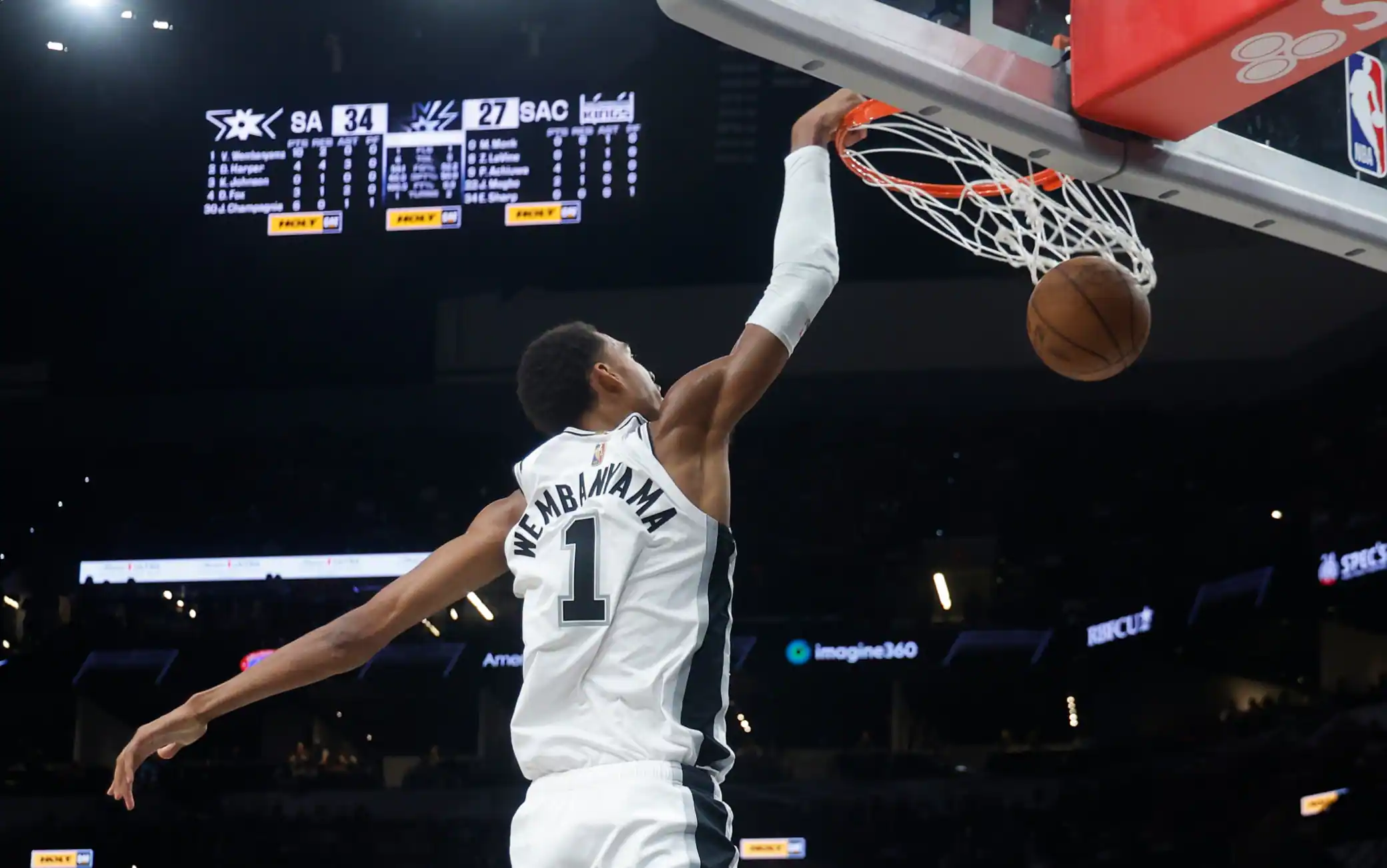 NBA, Wemby cancella i Kings: 29 punti e 9 schiacciate in meno di 27 minuti. VIDEO