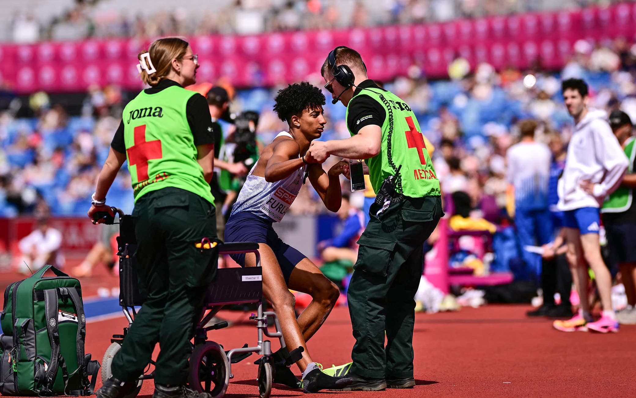 Europei atletica, Mattia Furlani lascia il campo in sedia a rotelle. VIDEO