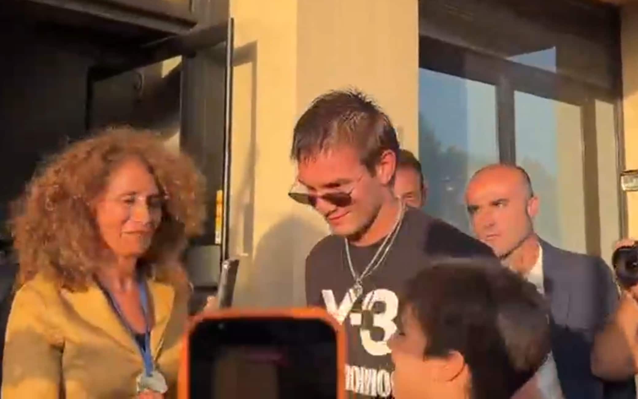 Mastantuono alla Fiorentina: il giocatore è arrivato in città. VIDEO