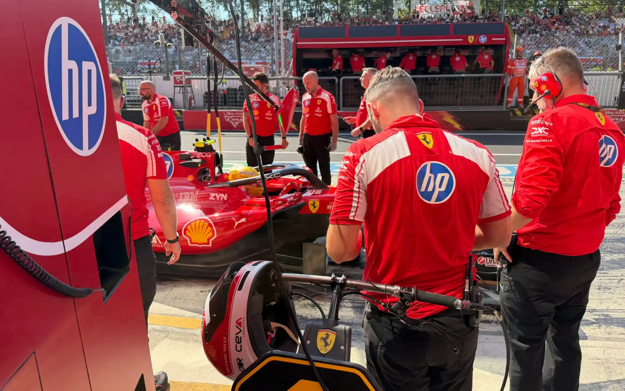 F1, lavoro notturno a Baku: Ferrari, Racing Bulls e Haas infrangono il coprifuoco