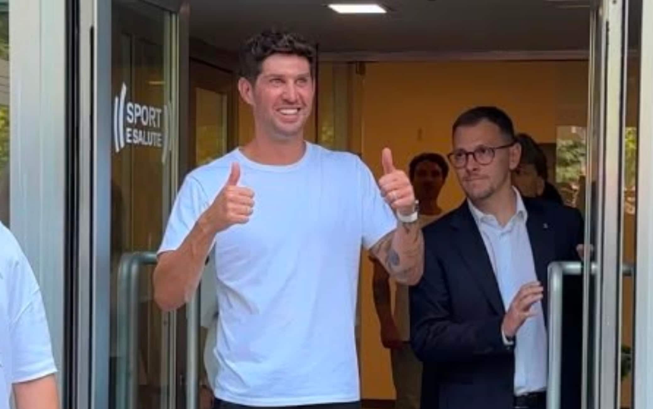 Inter, Stones è arrivato a Milano: "Felice di essere qui". Attesa per la firma