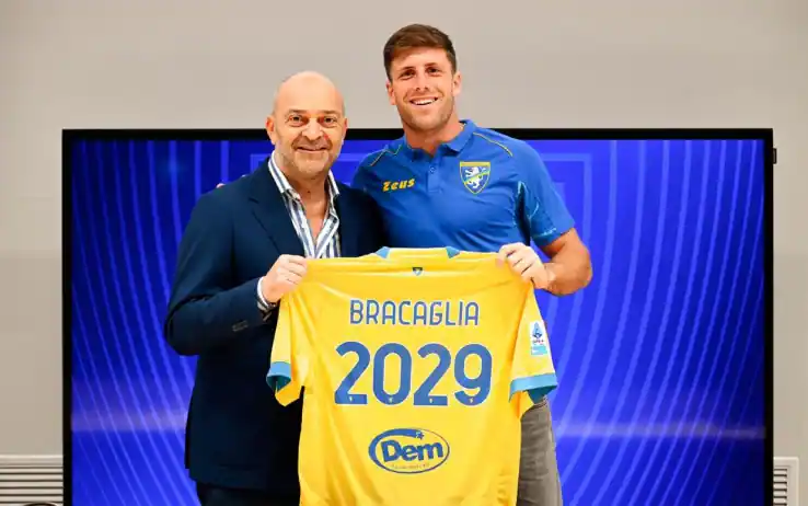 Calciomercato, gli ultimi rinnovi ufficiali: Frosinone, Bracaglia rinnova fino al 2029