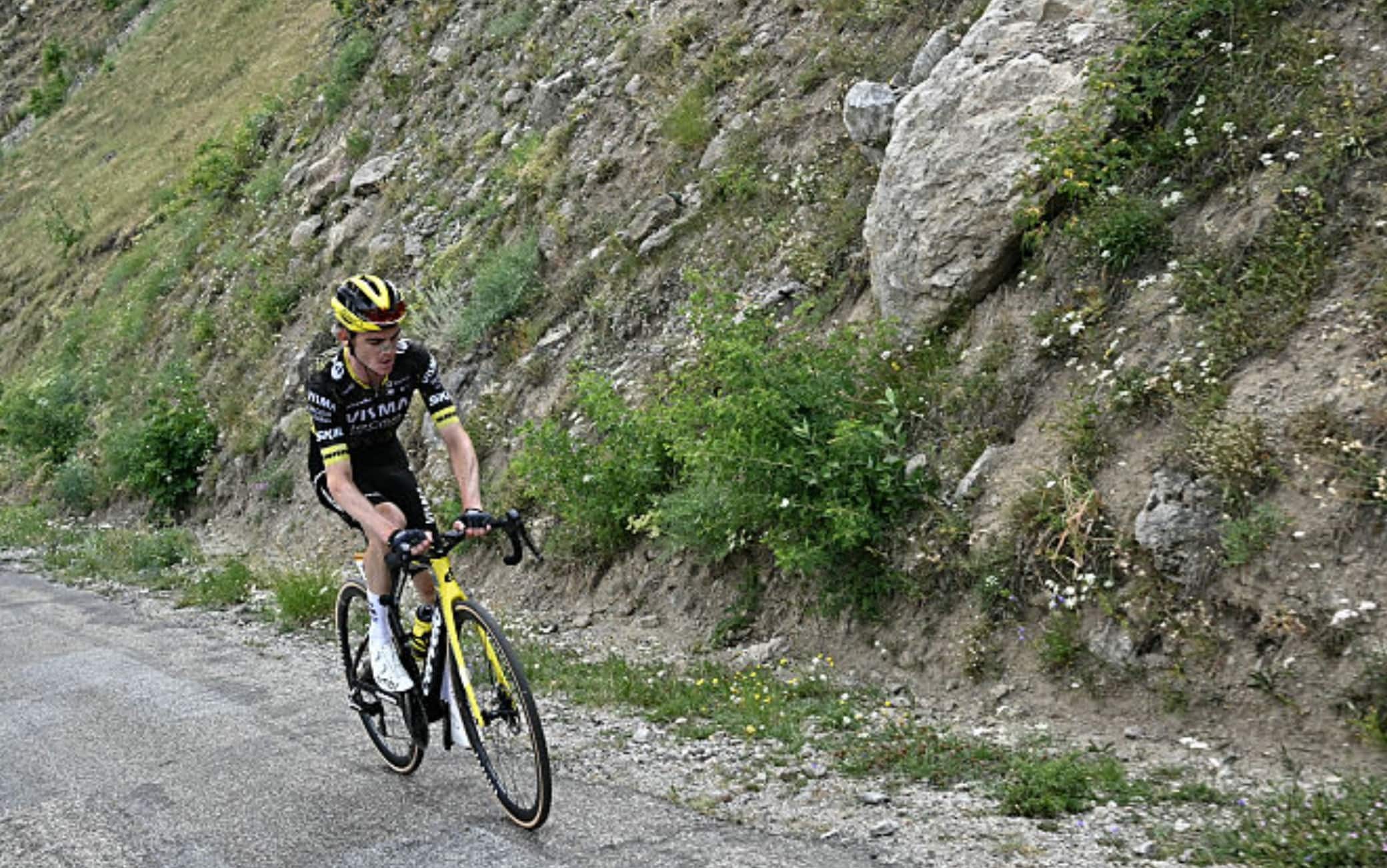 Tour de France, che paura per Kuss: rischia di cadere nel burrone! VIDEO