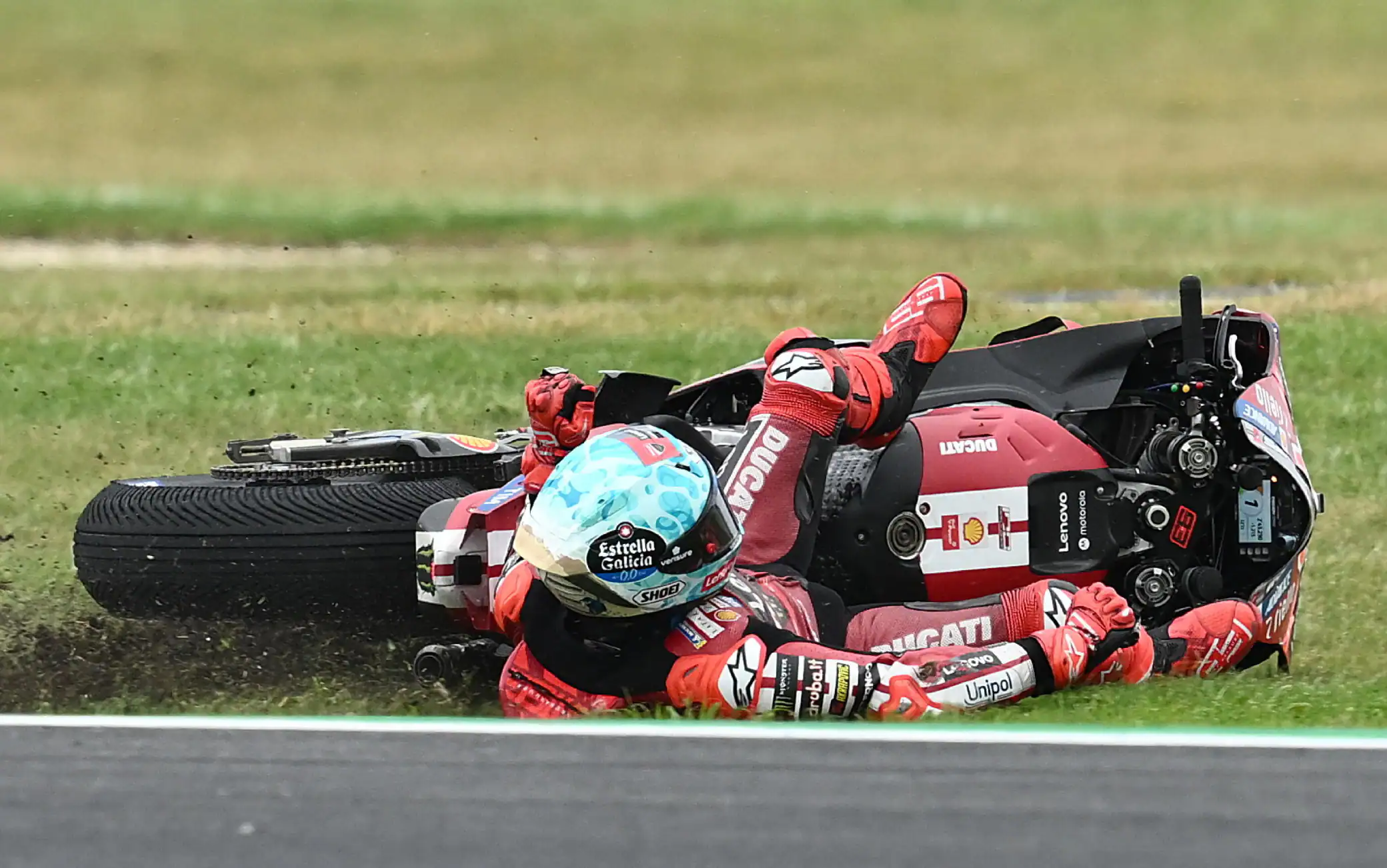 Marc Marquez show in Australia: cade, torna in pista e fa la pole. VIDEO