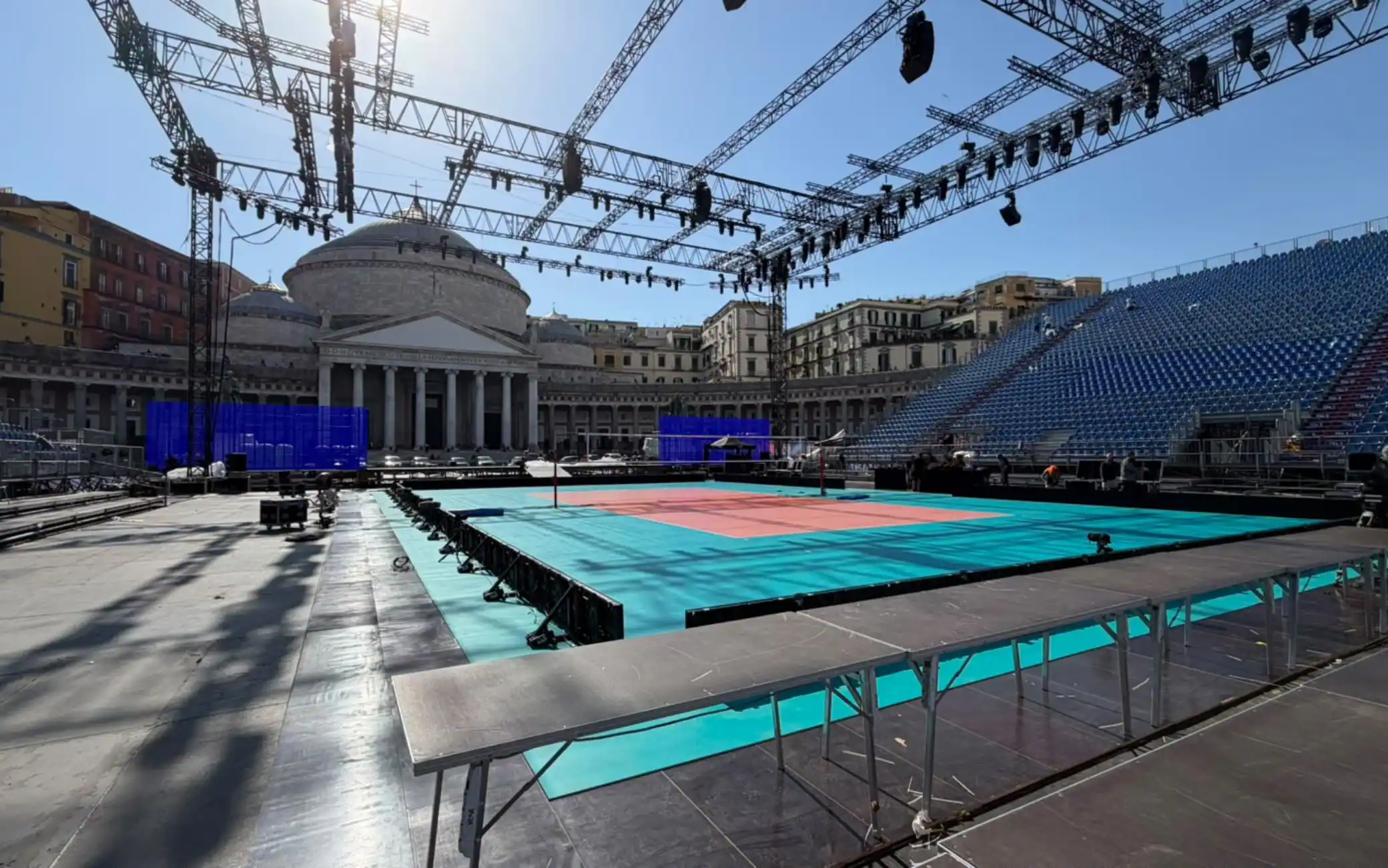 Europei di volley, verso Italia-Svezia: la preparazione del campo in Piazza del Plebiscito