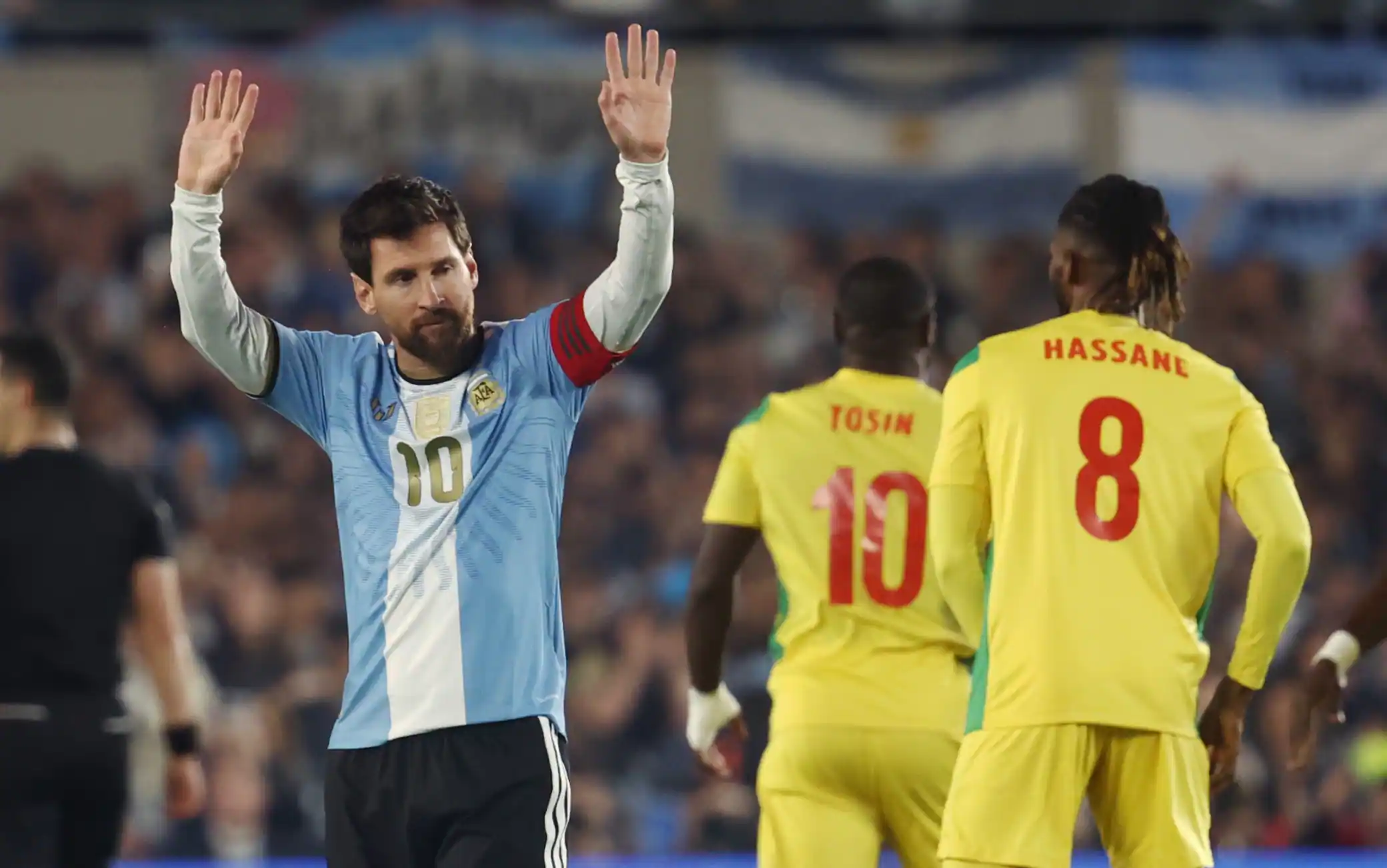 Minuto 10, si fermano tutti: l'omaggio del Monumental a Messi durante Argentina-Benin