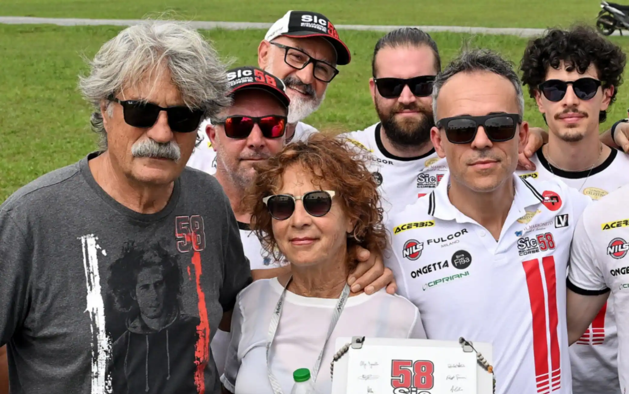 Simoncelli, 15 anni fa l'incidente: i genitori davanti alla sua targa a Sepang