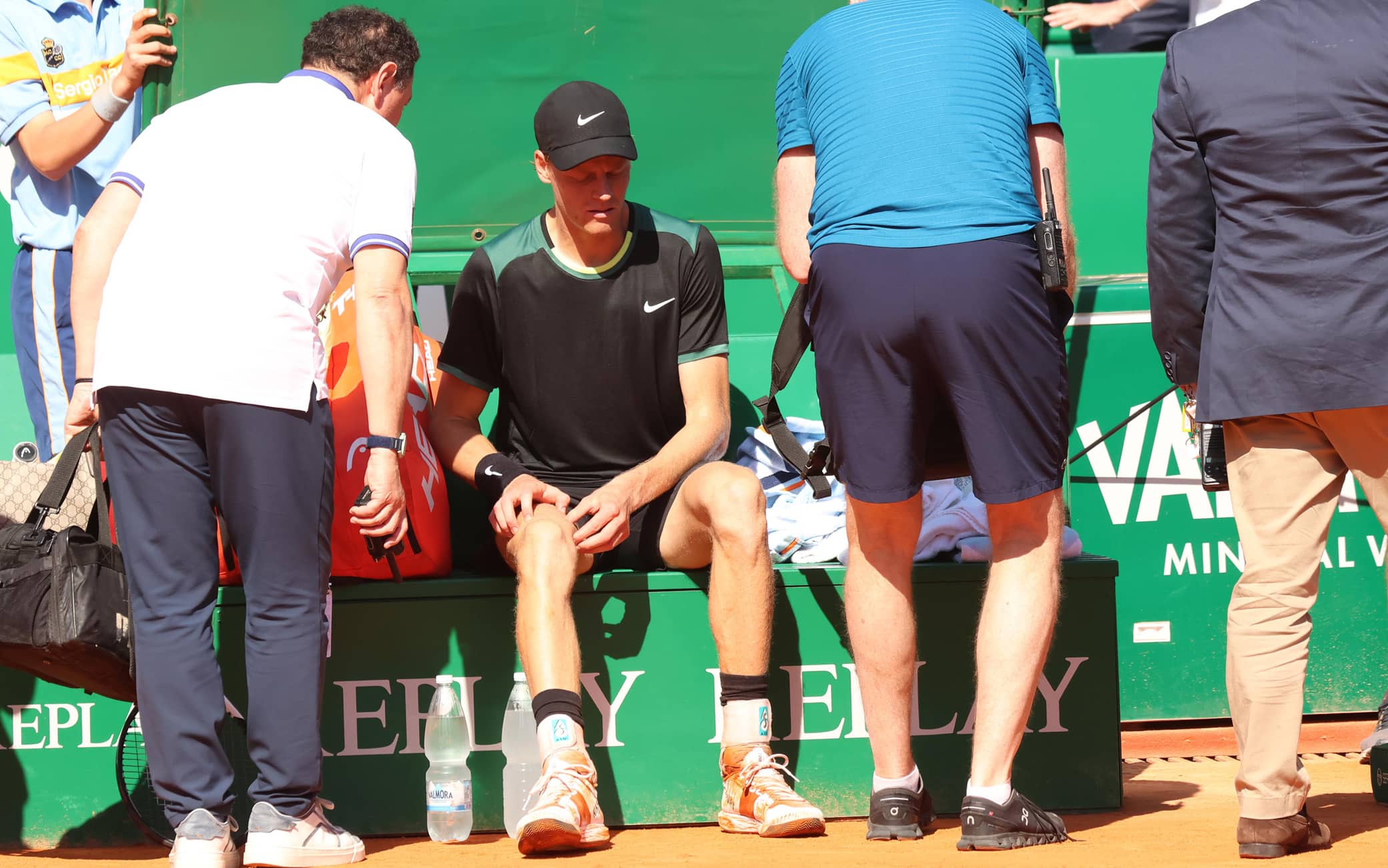 Jannik Sinner salta gli US Open per un problema al ginocchio destro. Le news in diretta