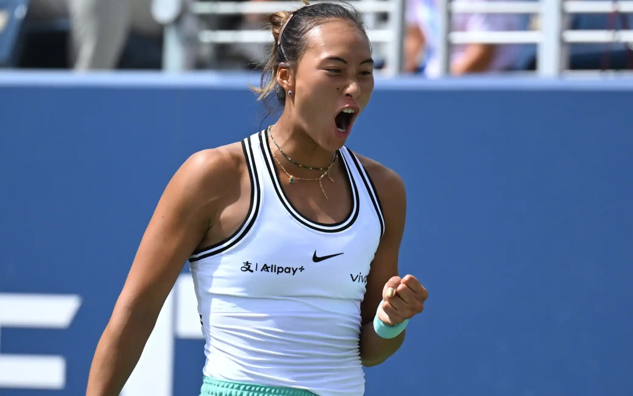 Zheng ai quarti agli US Open, Swiatek battuta in due set