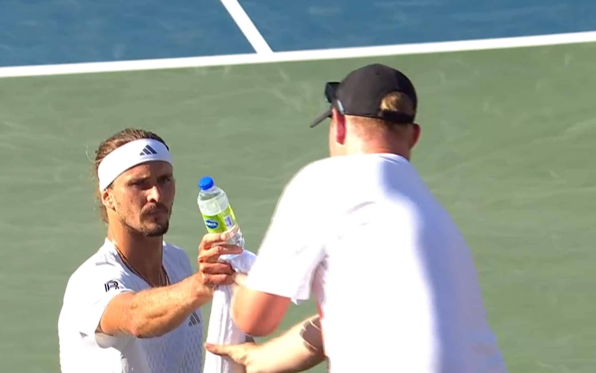 Spettatore sta male all'Atp Montreal, Zverev gli porta acqua e asciugamano. VIDEO