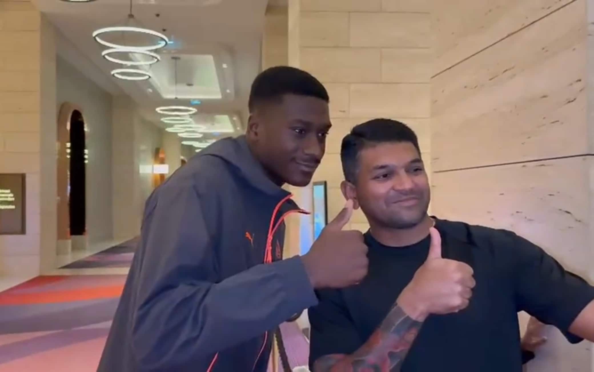 Milan, Diawara arriva in albergo a Perth. Video